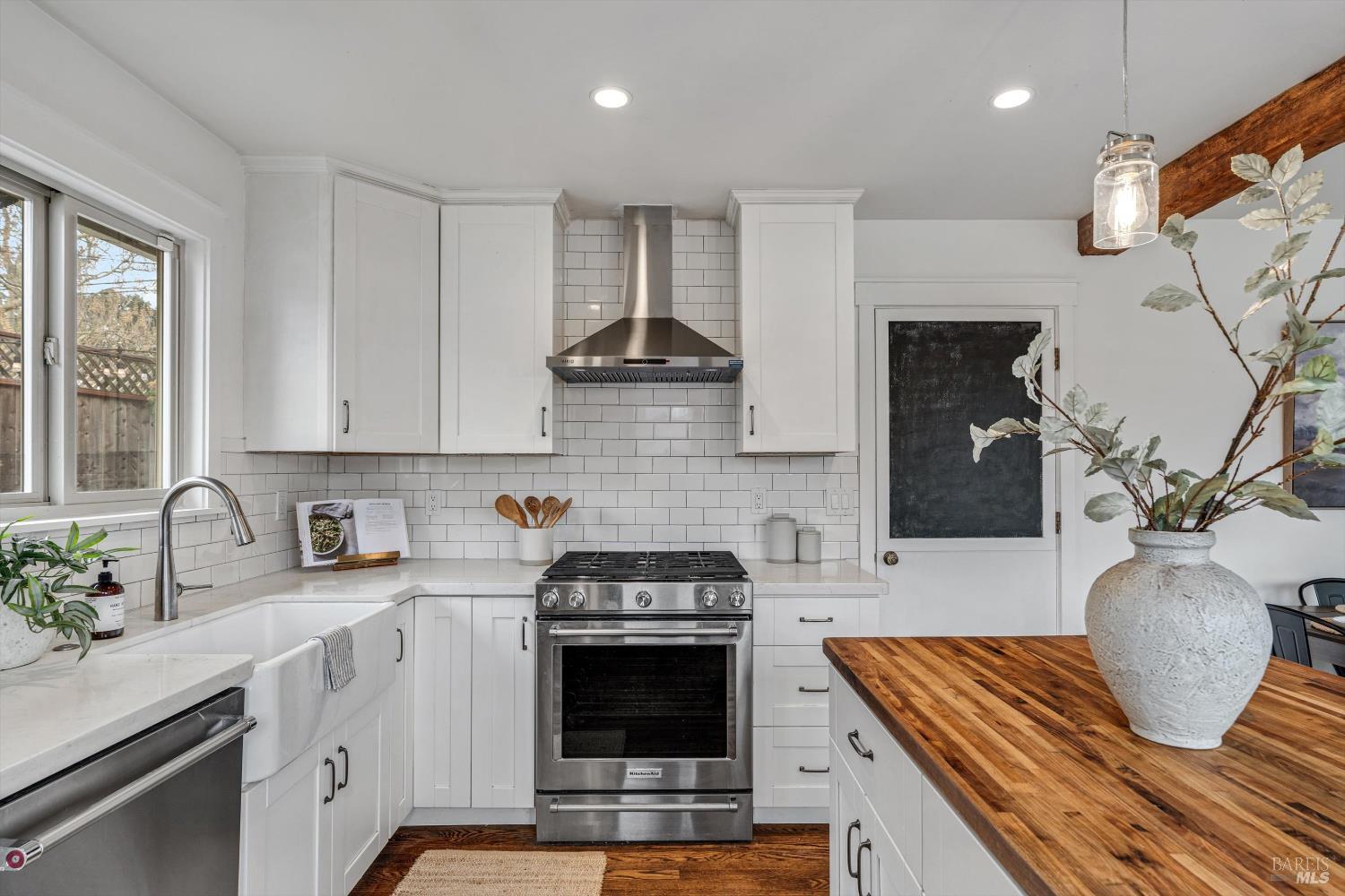 Detail Gallery Image 11 of 26 For 1021 Mcnear Ave, Petaluma,  CA 94952 - 3 Beds | 2 Baths