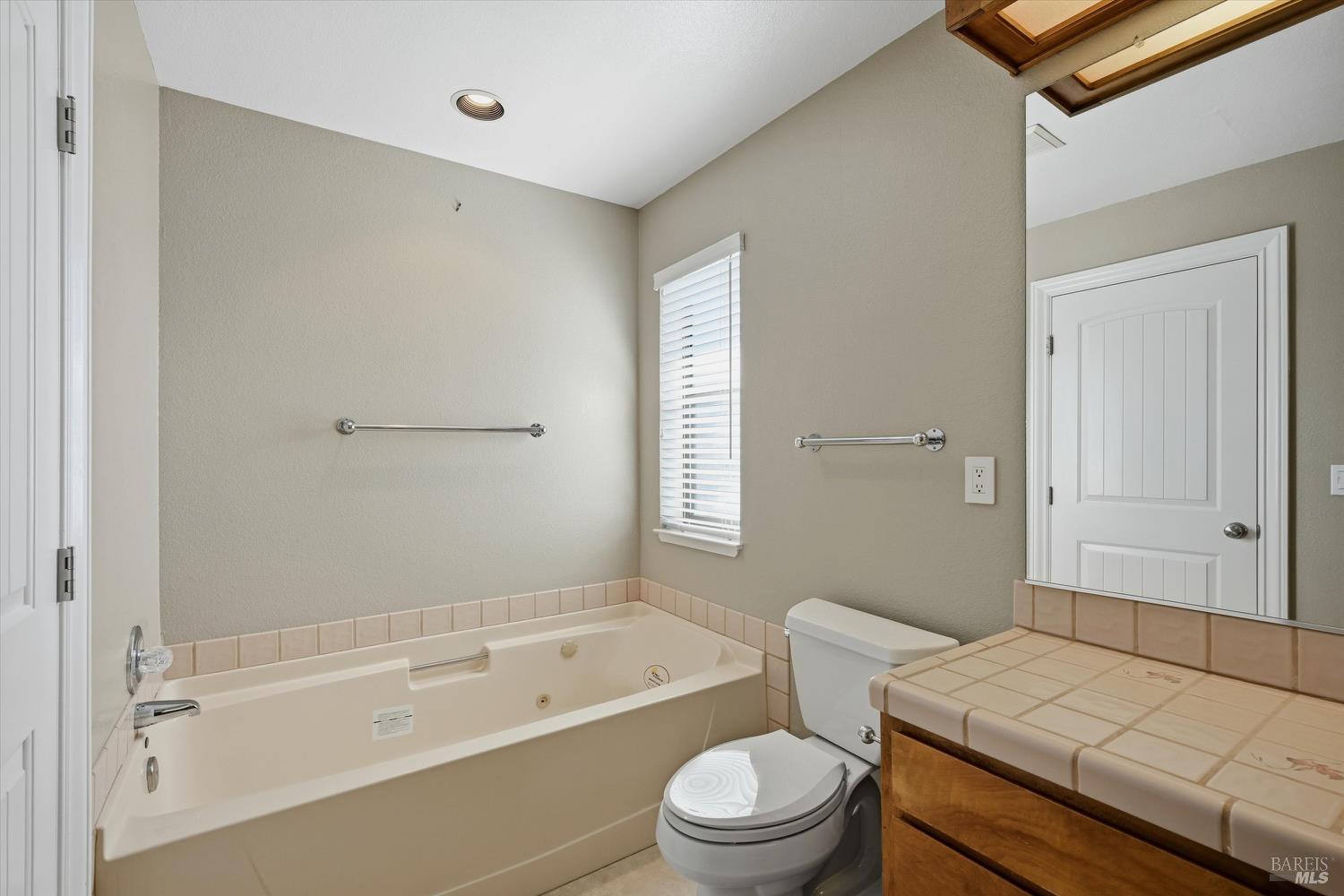 Detail Gallery Image 27 of 44 For 19246 N Shore Ct, Hidden Valley Lake,  CA 95467 - 3 Beds | 3 Baths