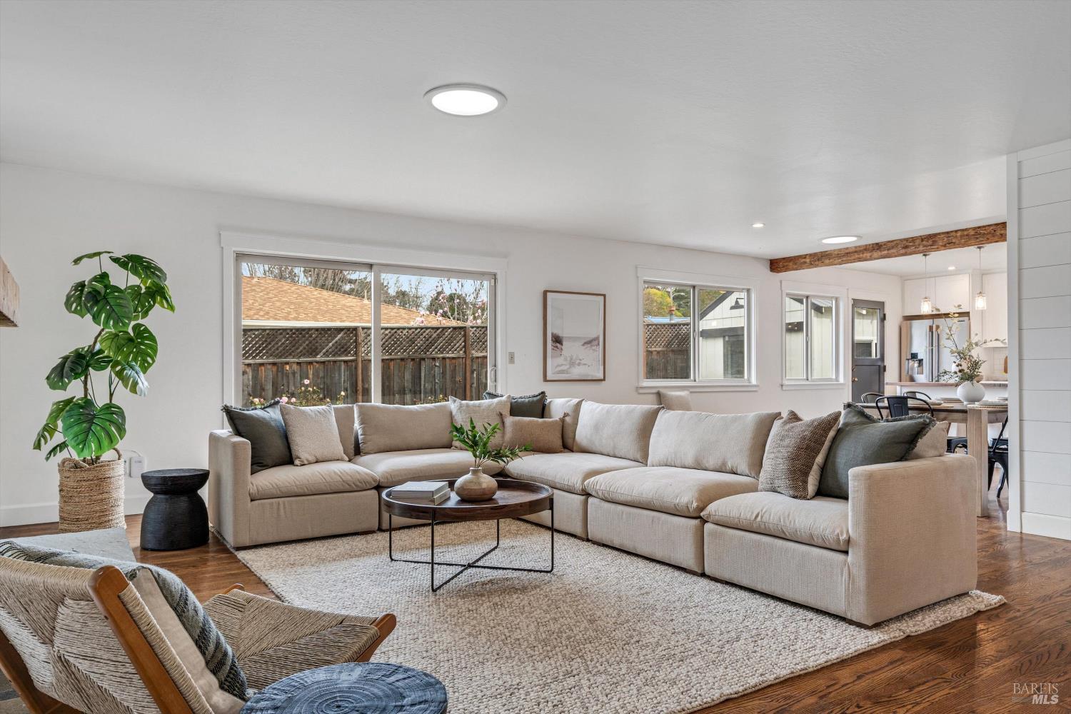 Detail Gallery Image 8 of 26 For 1021 Mcnear Ave, Petaluma,  CA 94952 - 3 Beds | 2 Baths