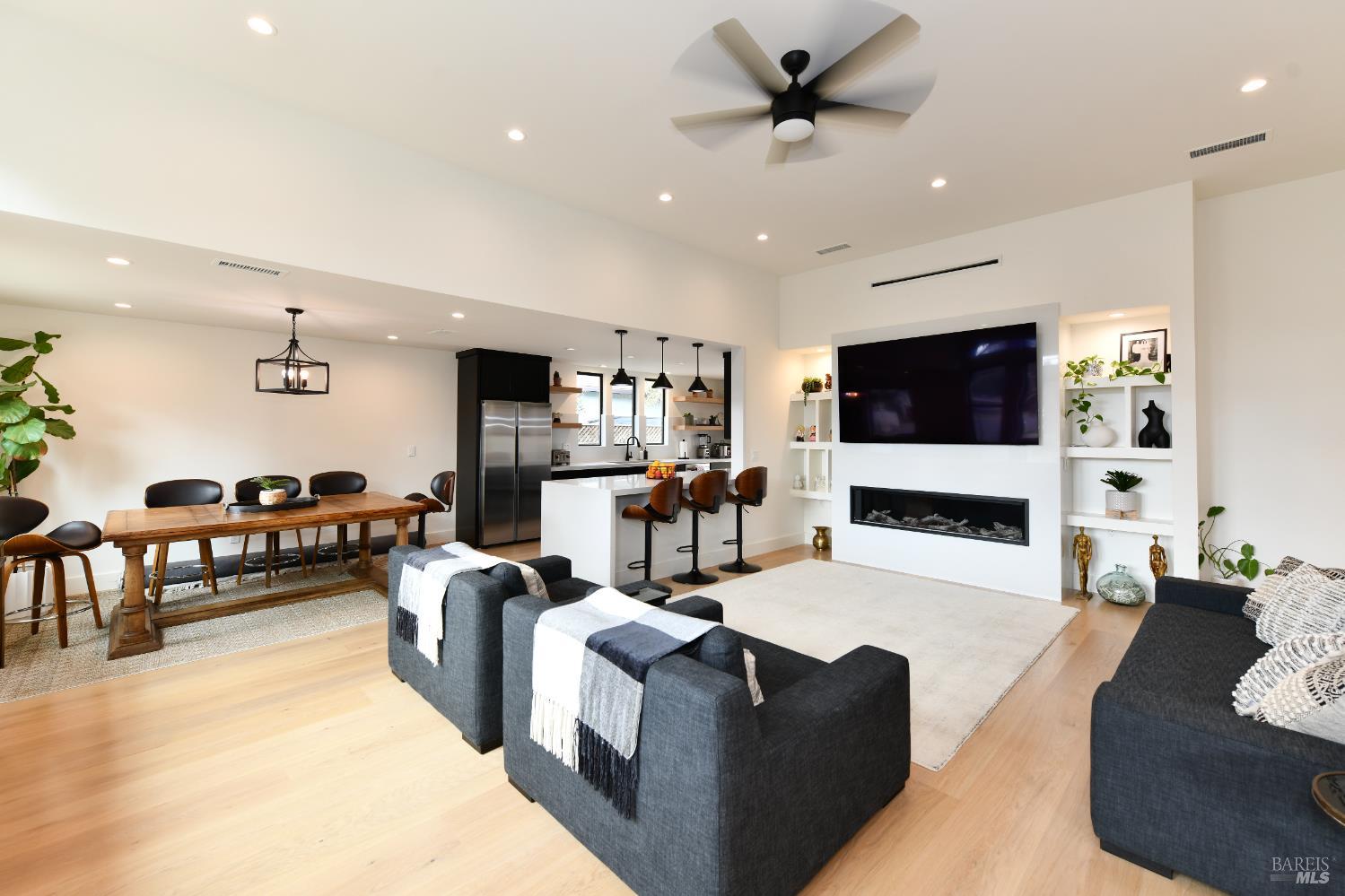 Detail Gallery Image 5 of 44 For 2470 W Pueblo Ave, Napa,  CA 94558 - 3 Beds | 2 Baths