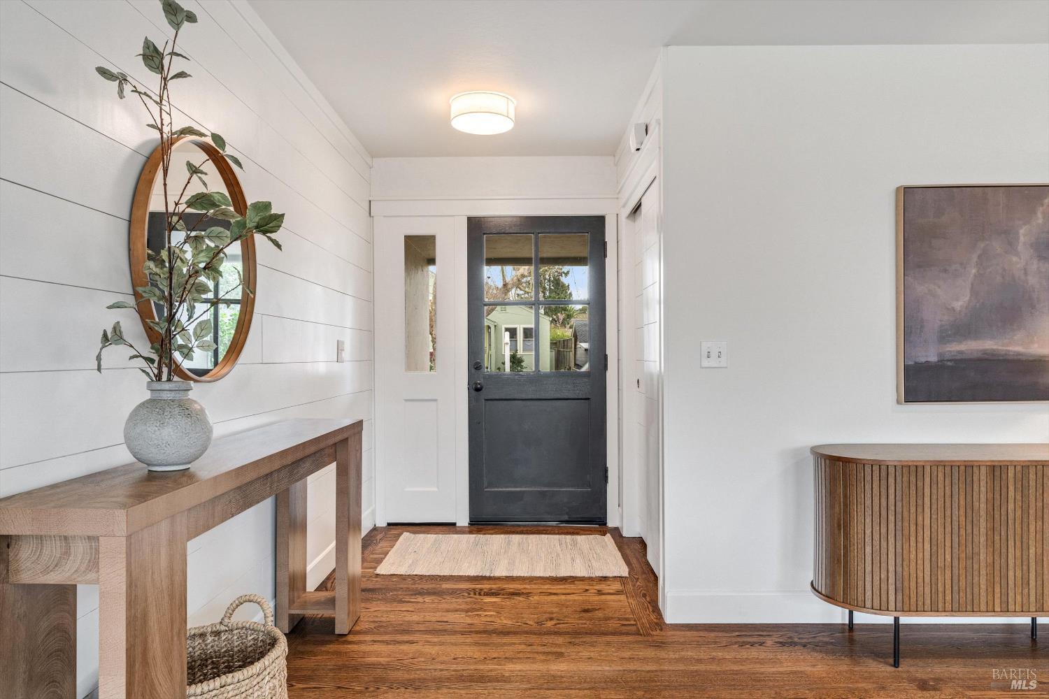 Detail Gallery Image 4 of 26 For 1021 Mcnear Ave, Petaluma,  CA 94952 - 3 Beds | 2 Baths