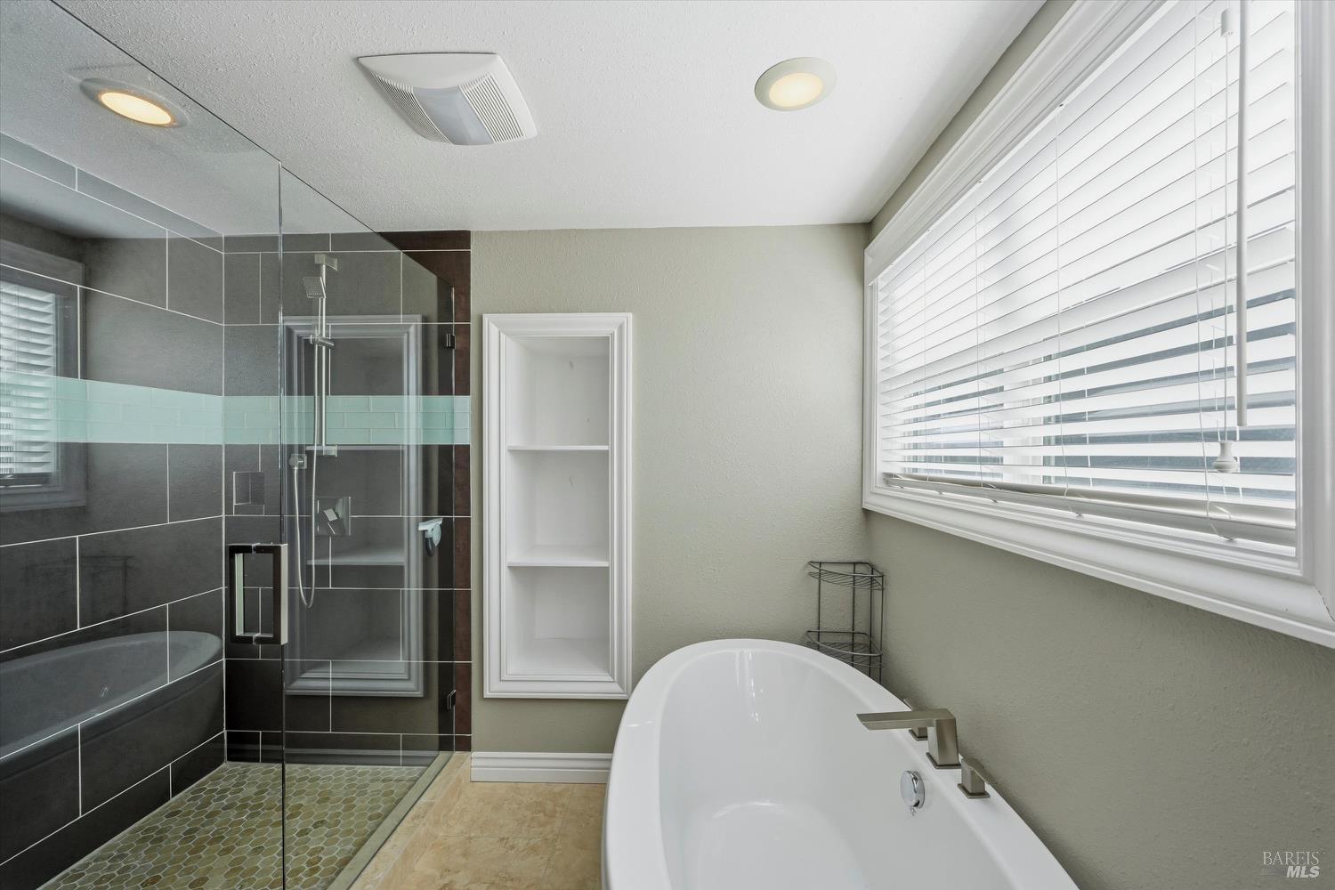 Detail Gallery Image 34 of 44 For 19246 N Shore Ct, Hidden Valley Lake,  CA 95467 - 3 Beds | 3 Baths