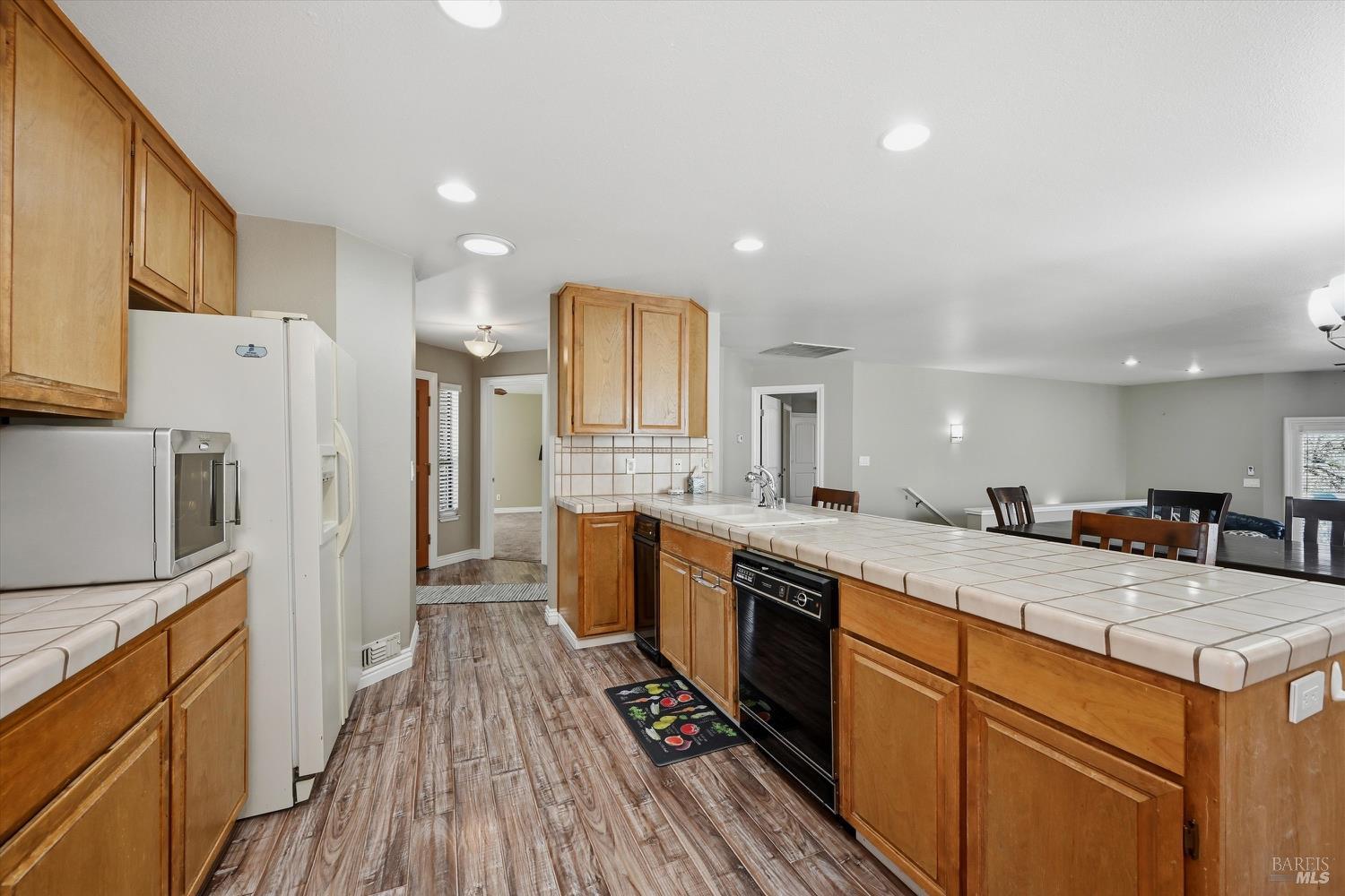 Detail Gallery Image 7 of 44 For 19246 N Shore Ct, Hidden Valley Lake,  CA 95467 - 3 Beds | 3 Baths