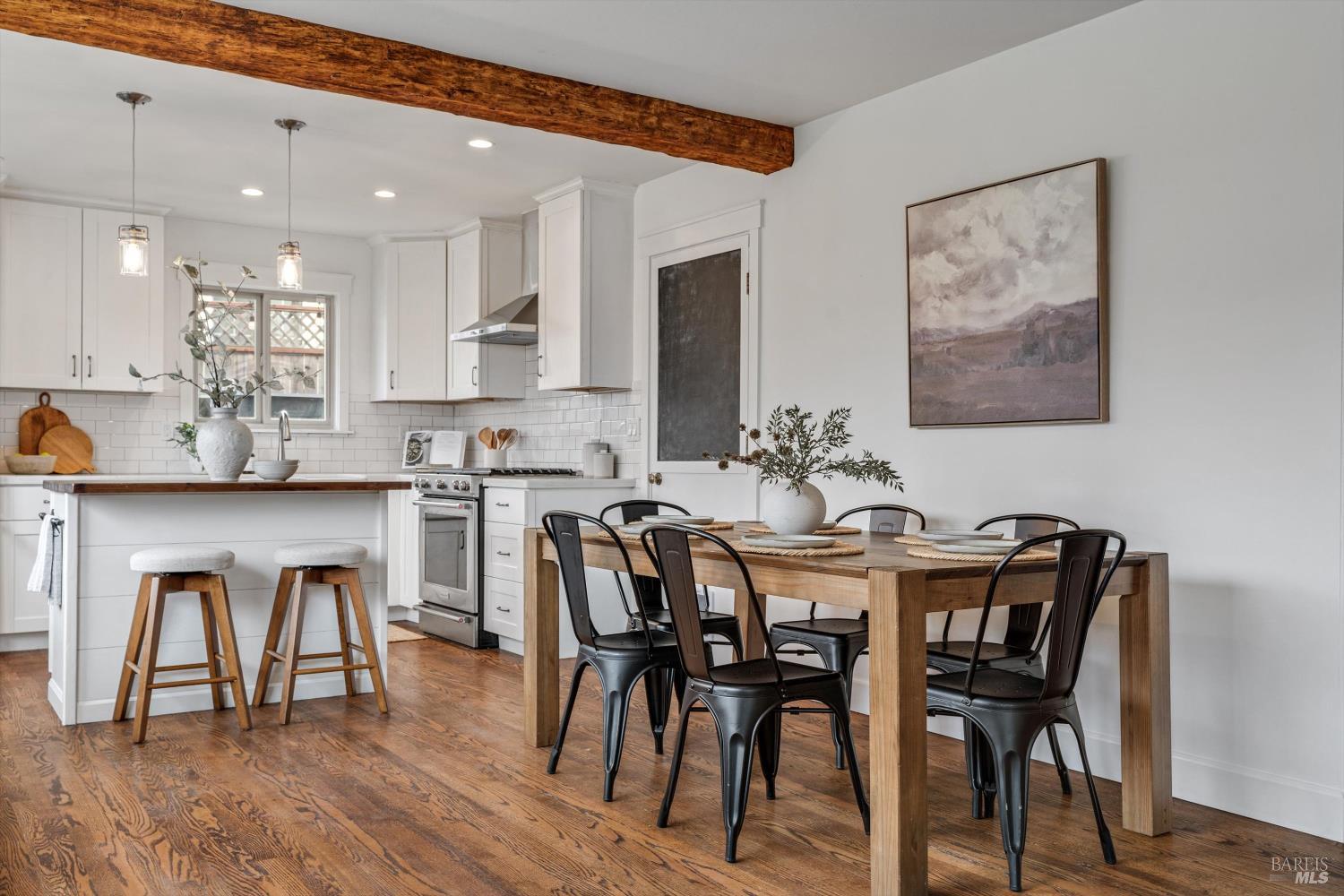 Detail Gallery Image 9 of 26 For 1021 Mcnear Ave, Petaluma,  CA 94952 - 3 Beds | 2 Baths