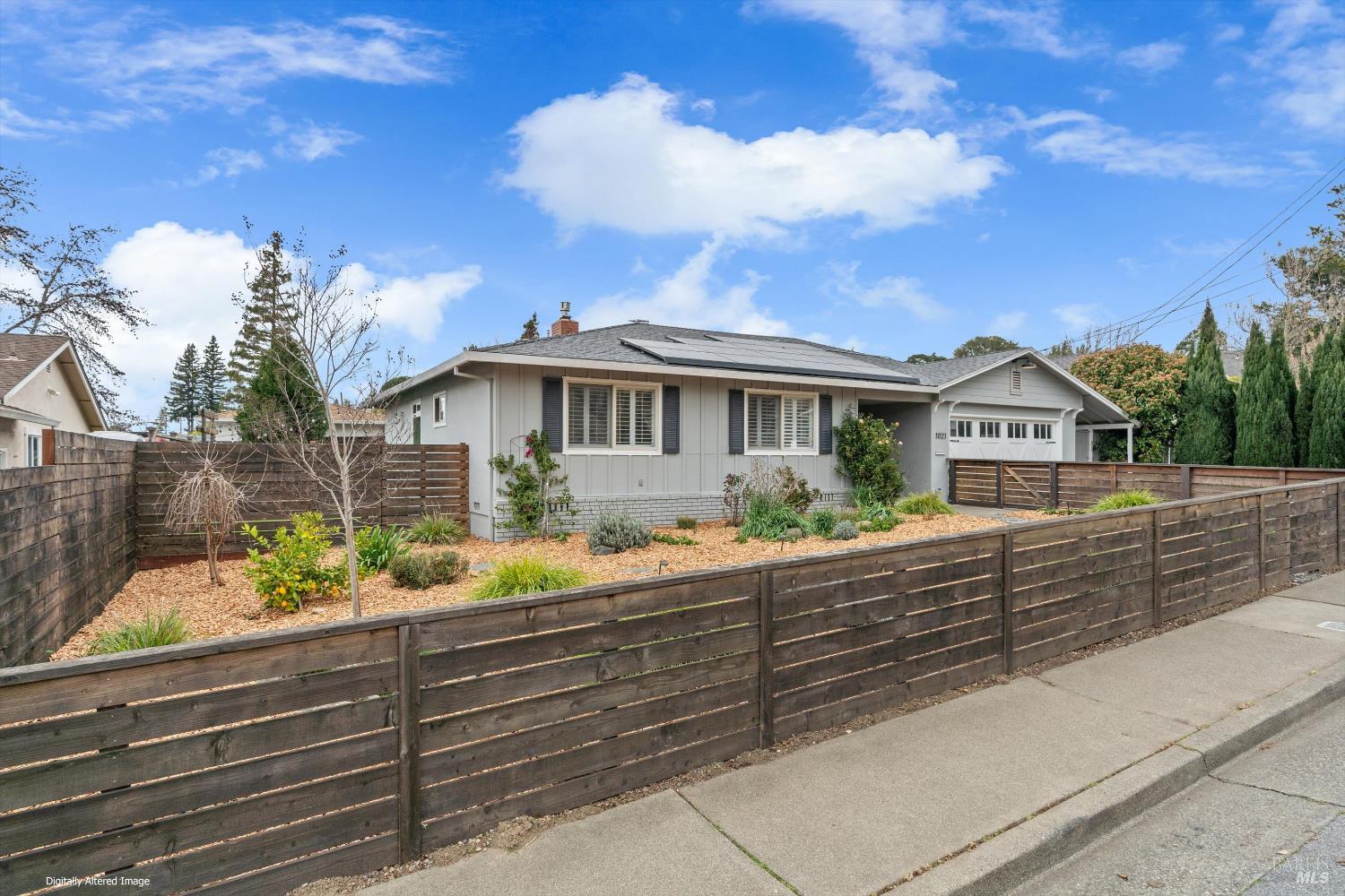 Detail Gallery Image 2 of 26 For 1021 Mcnear Ave, Petaluma,  CA 94952 - 3 Beds | 2 Baths