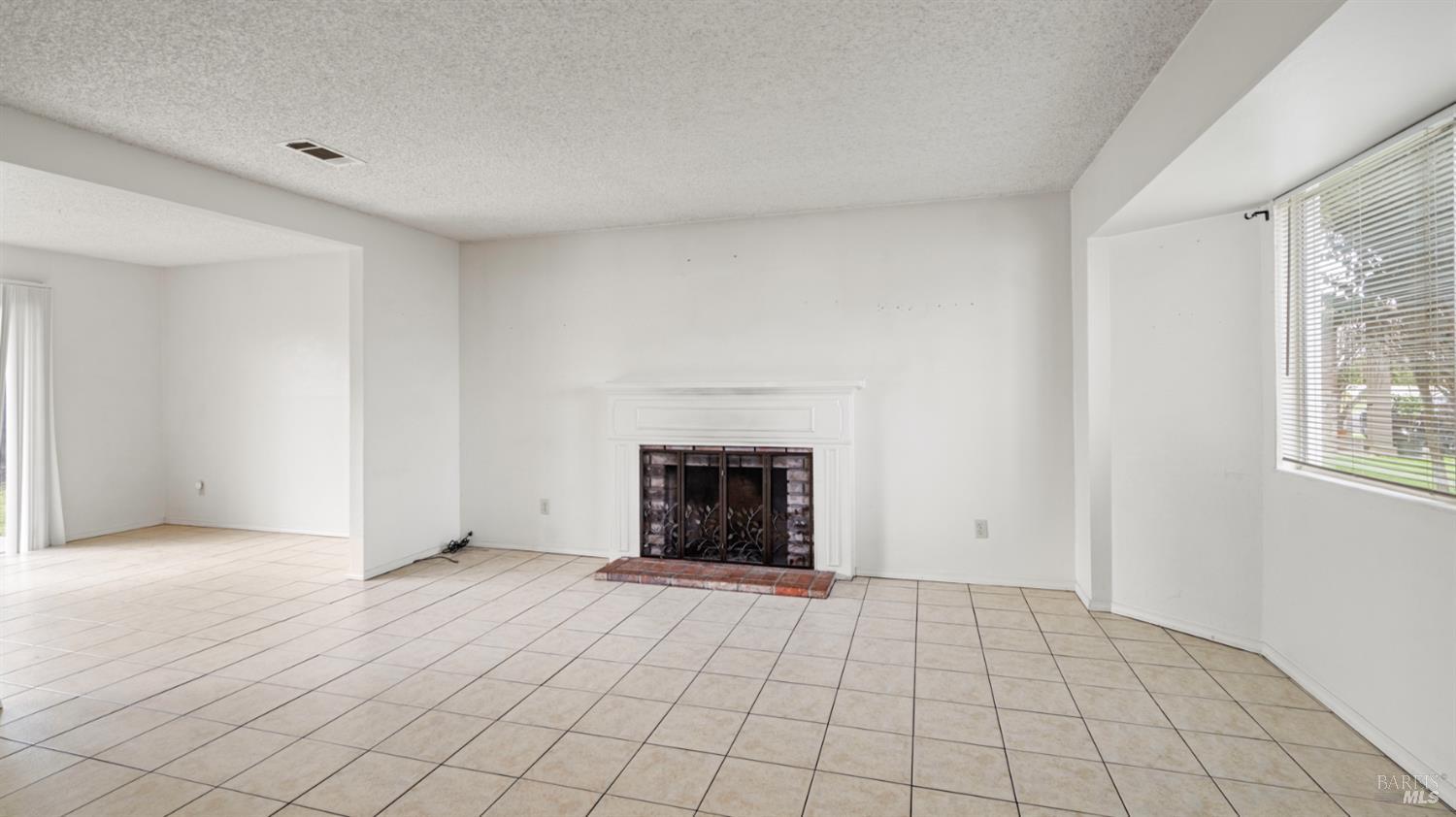 Detail Gallery Image 12 of 43 For 523 Blue Wing Dr, Suisun City,  CA 94585 - 3 Beds | 2 Baths