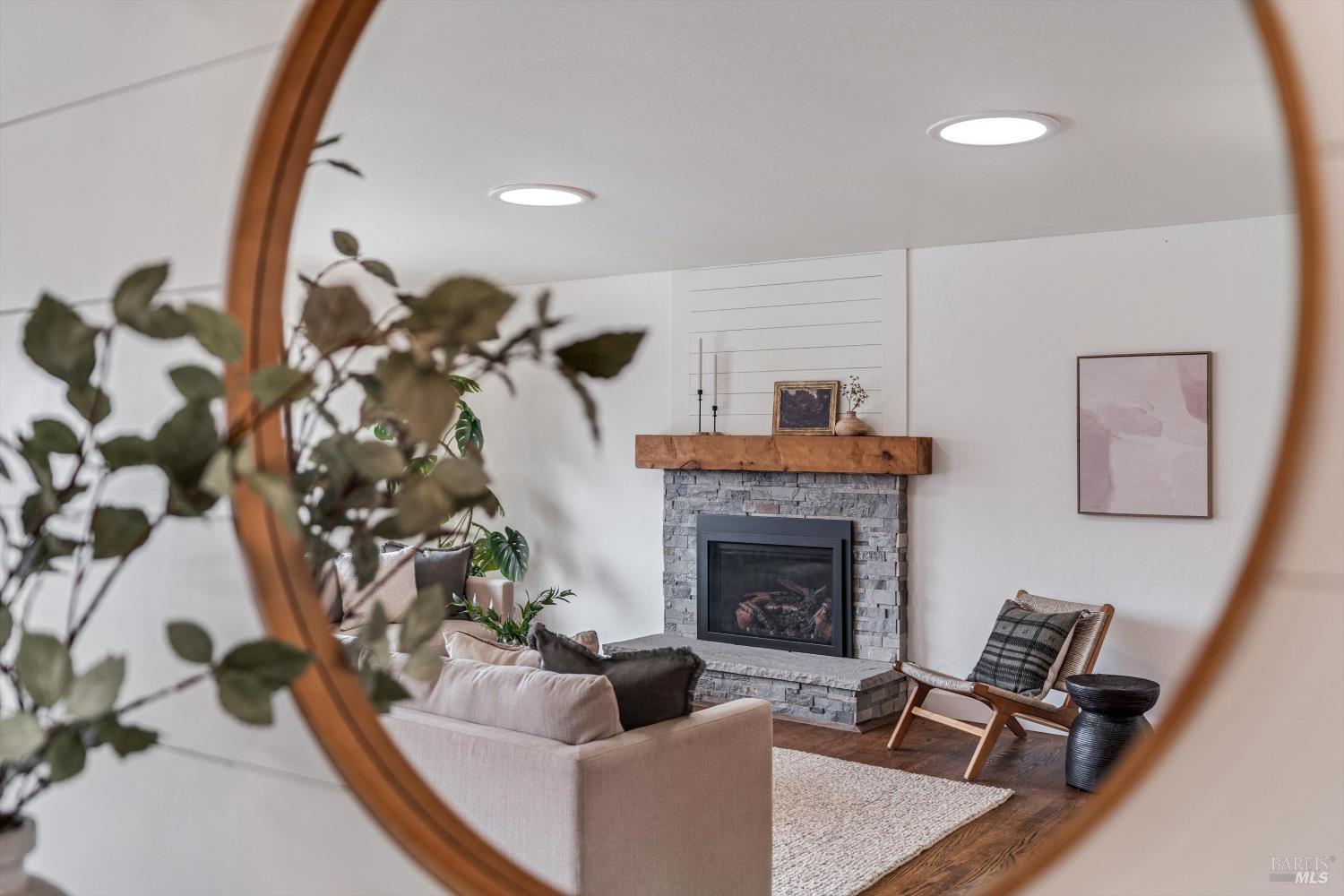 Detail Gallery Image 5 of 26 For 1021 Mcnear Ave, Petaluma,  CA 94952 - 3 Beds | 2 Baths