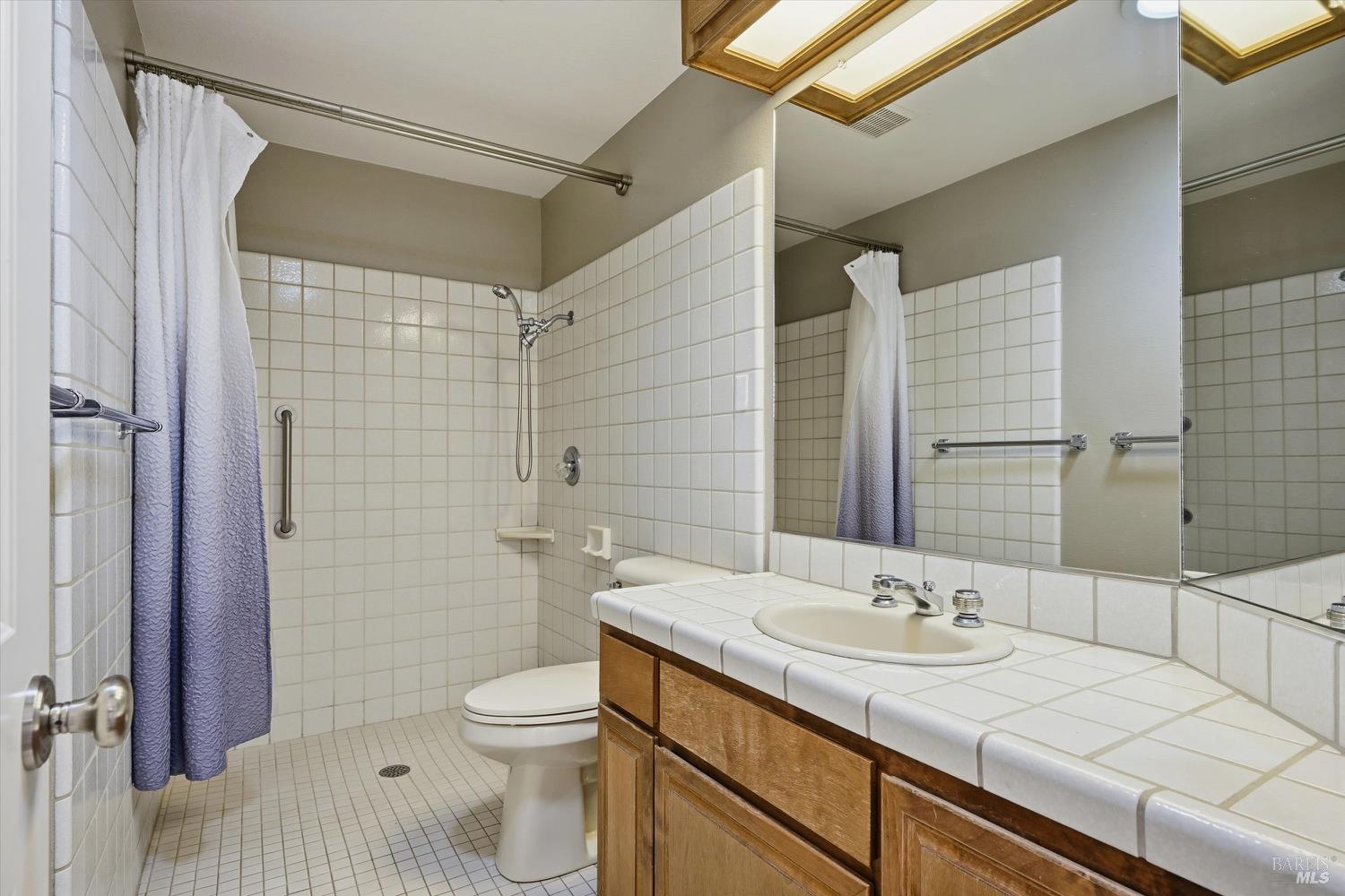 Detail Gallery Image 10 of 44 For 19246 N Shore Ct, Hidden Valley Lake,  CA 95467 - 3 Beds | 3 Baths