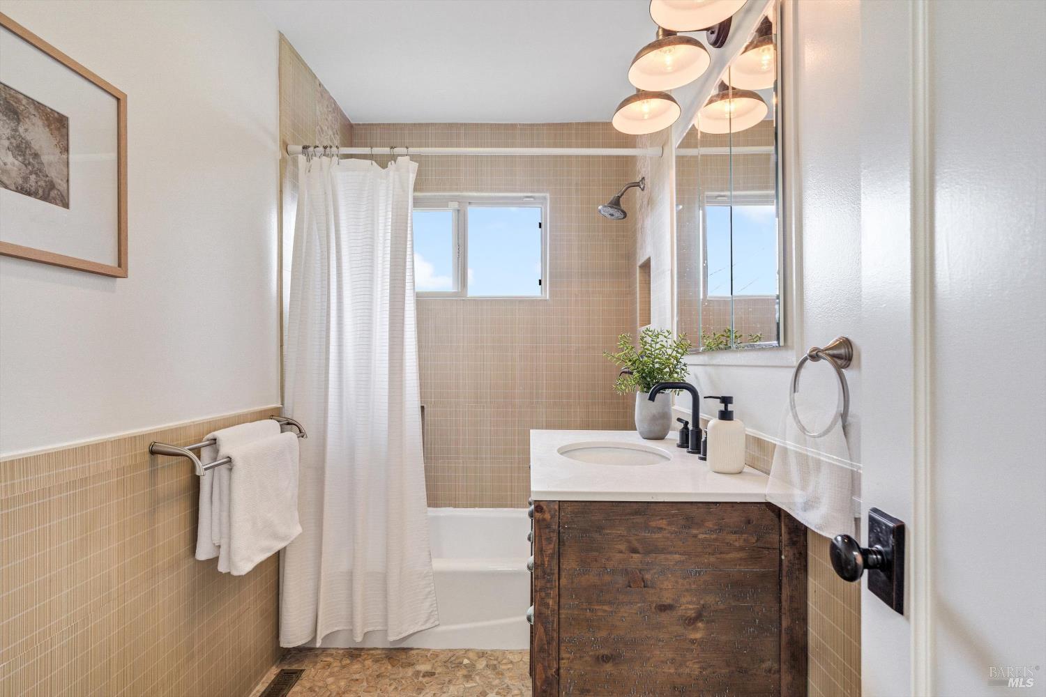 Detail Gallery Image 14 of 26 For 1021 Mcnear Ave, Petaluma,  CA 94952 - 3 Beds | 2 Baths