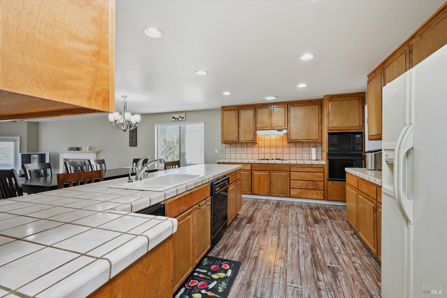 Detail Gallery Image 8 of 44 For 19246 N Shore Ct, Hidden Valley Lake,  CA 95467 - 3 Beds | 3 Baths