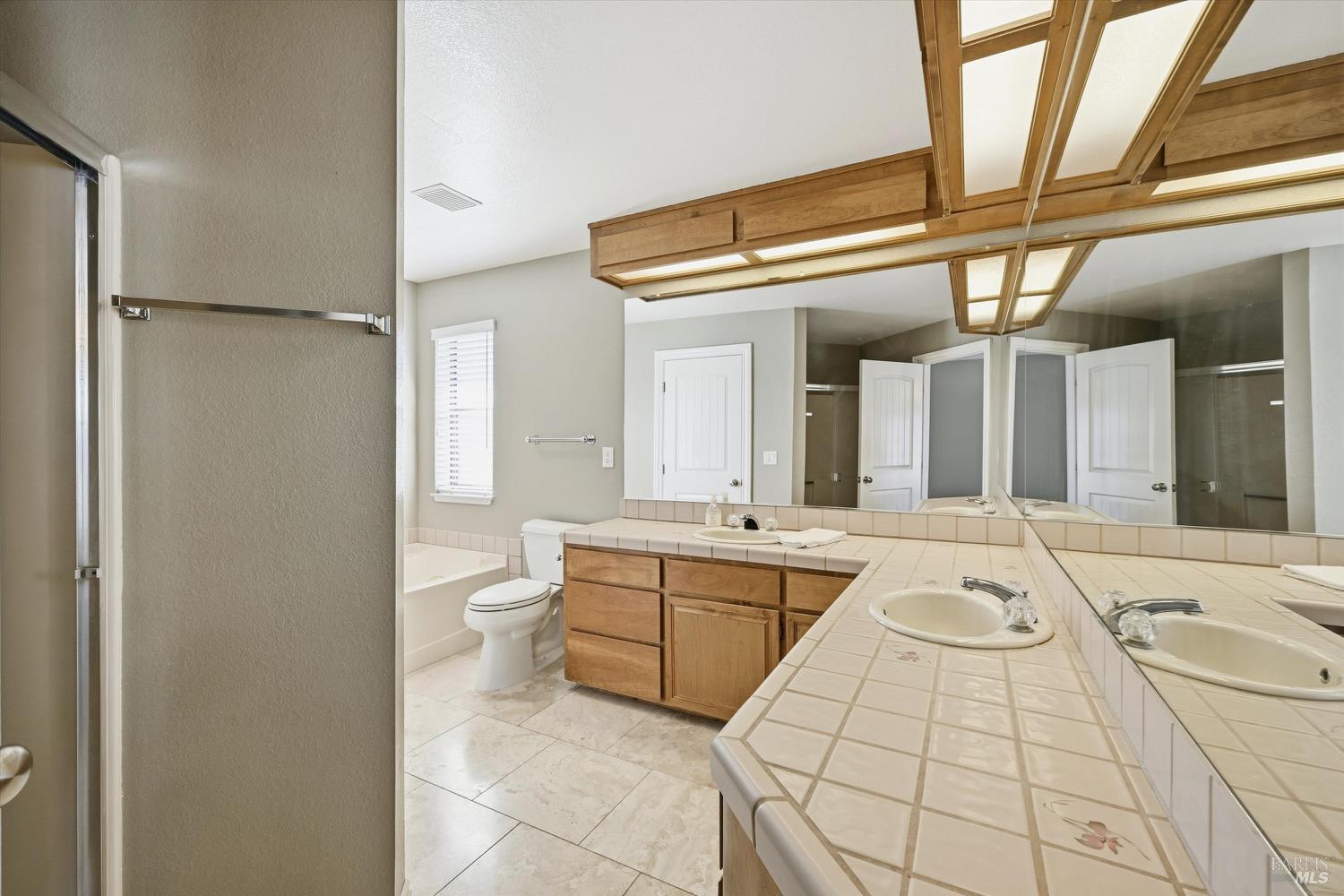 Detail Gallery Image 26 of 44 For 19246 N Shore Ct, Hidden Valley Lake,  CA 95467 - 3 Beds | 3 Baths