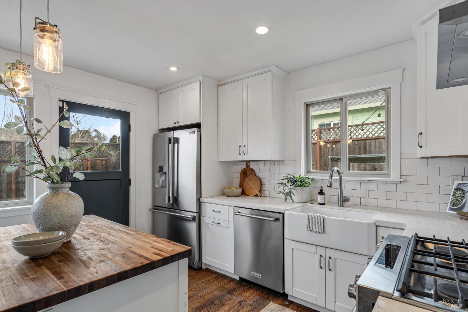 Detail Gallery Image 12 of 26 For 1021 Mcnear Ave, Petaluma,  CA 94952 - 3 Beds | 2 Baths