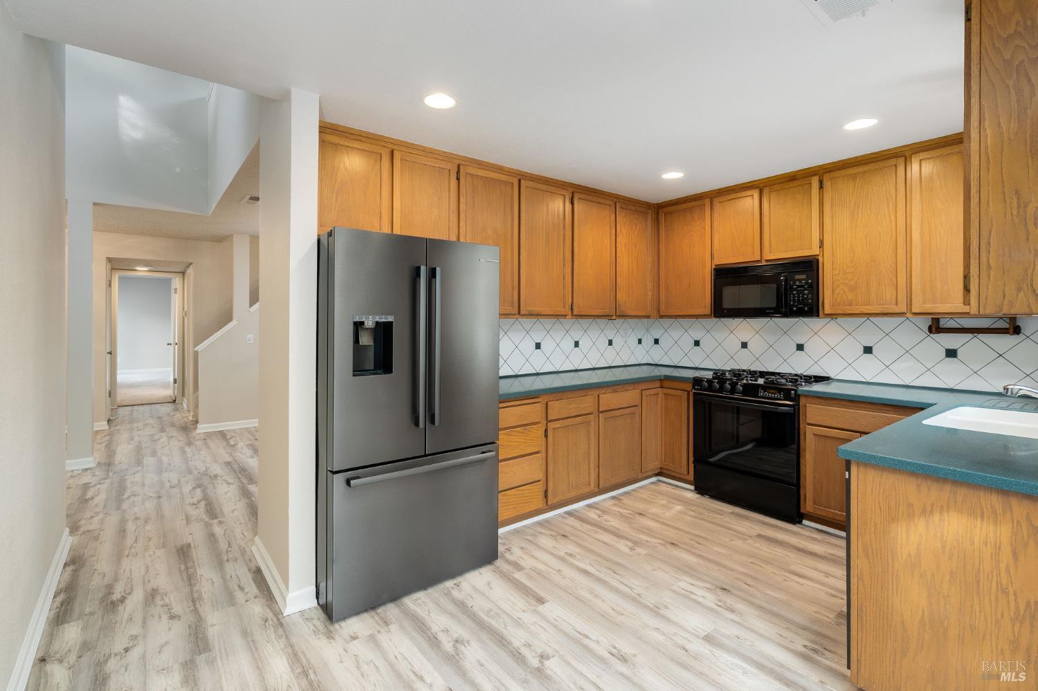 Detail Gallery Image 7 of 47 For 2322 Lakeview Dr, Santa Rosa,  CA 95405 - 3 Beds | 2 Baths