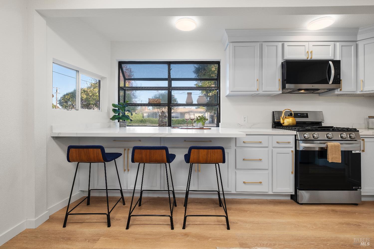 Detail Gallery Image 10 of 28 For 1313 Mcgregor Ave, Petaluma,  CA 94954 - 3 Beds | 1 Baths