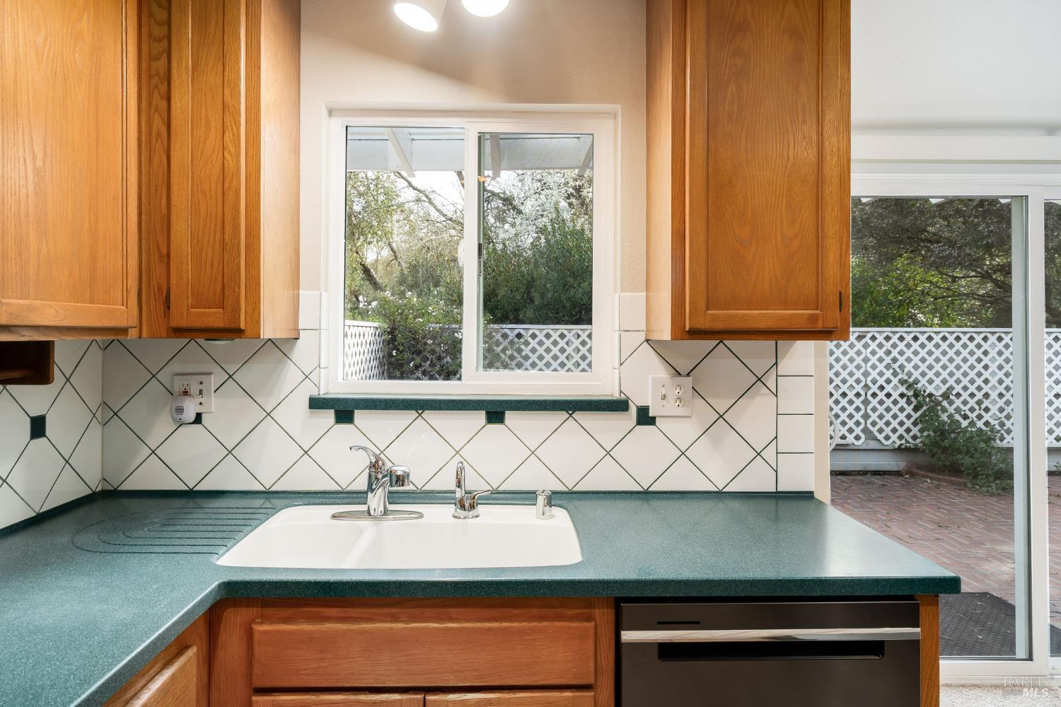 Detail Gallery Image 9 of 47 For 2322 Lakeview Dr, Santa Rosa,  CA 95405 - 3 Beds | 2 Baths