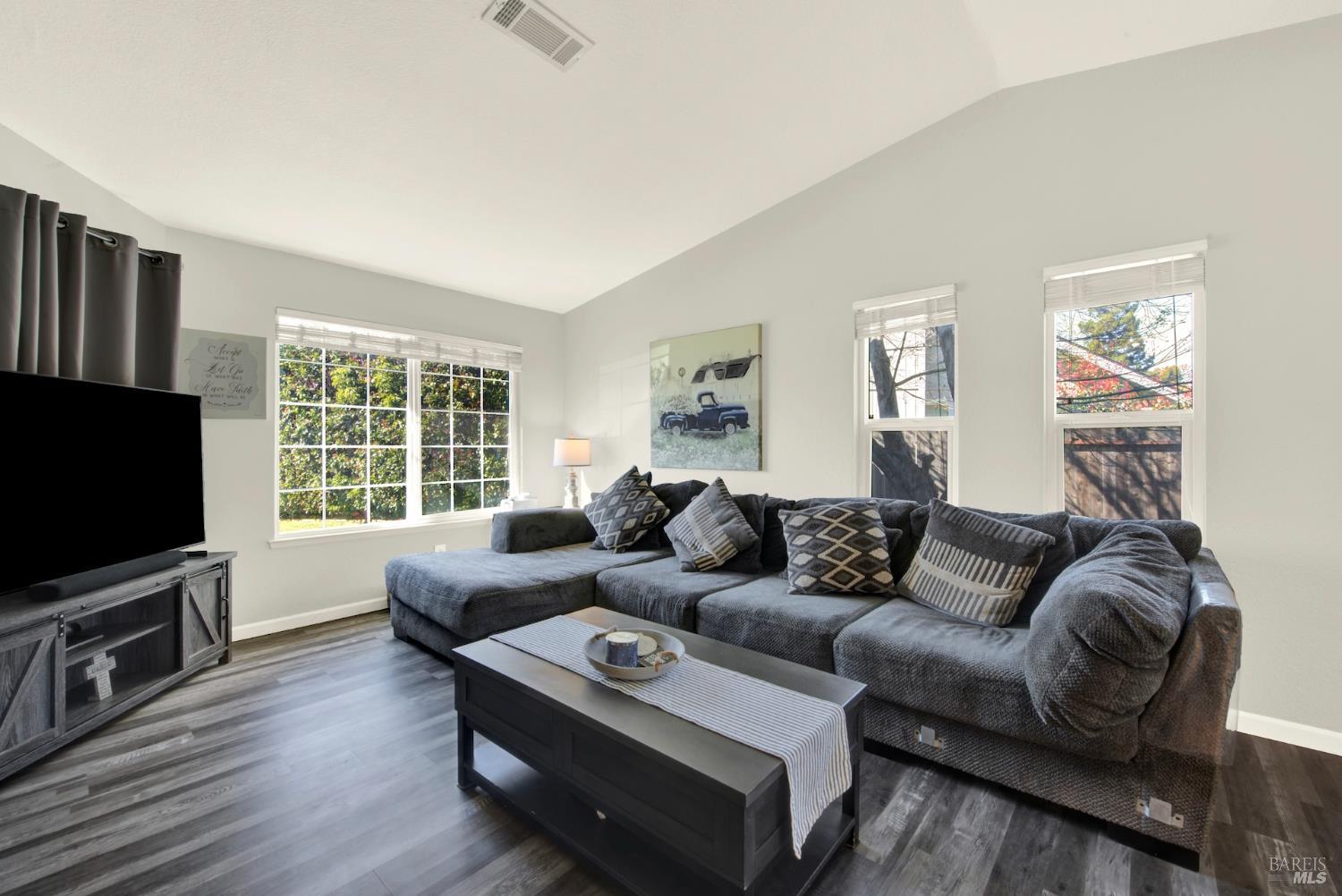 Detail Gallery Image 16 of 81 For 369 Kendrick Ln, Vacaville,  CA 95687 - 3 Beds | 3 Baths