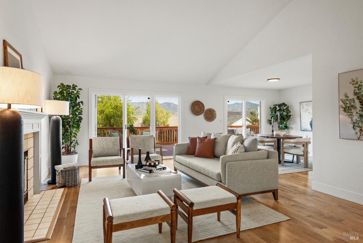 Detail Gallery Image 2 of 53 For 408 Woodley Way, Santa Rosa,  CA 95409 - 3 Beds | 2/1 Baths