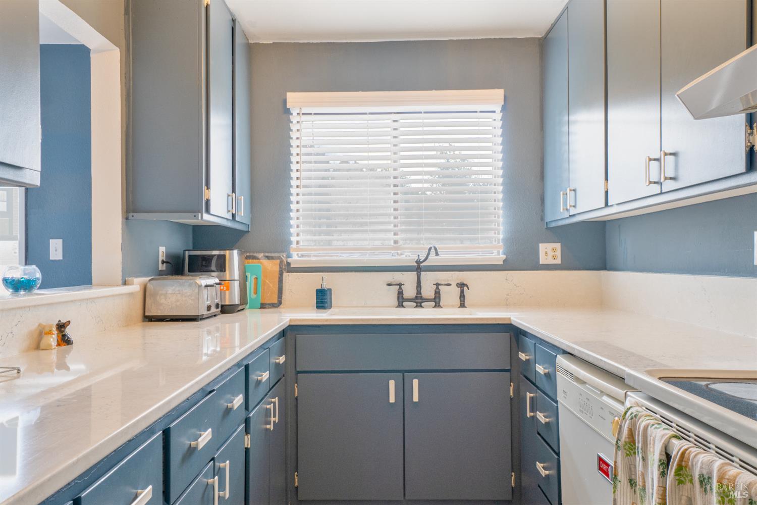 Detail Gallery Image 10 of 23 For 730 Military Unkn, Benicia,  CA 94510 - 2 Beds | 2/1 Baths