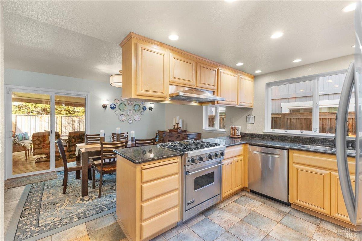 Detail Gallery Image 9 of 54 For 1631 Gamay St, Santa Rosa,  CA 95403 - 3 Beds | 2/1 Baths