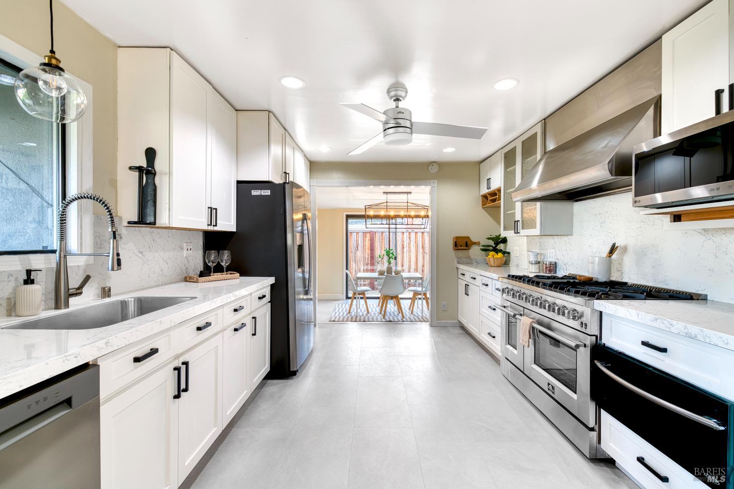 Detail Gallery Image 4 of 30 For 1534 Buchanan St, Novato,  CA 94947 - 5 Beds | 3/1 Baths