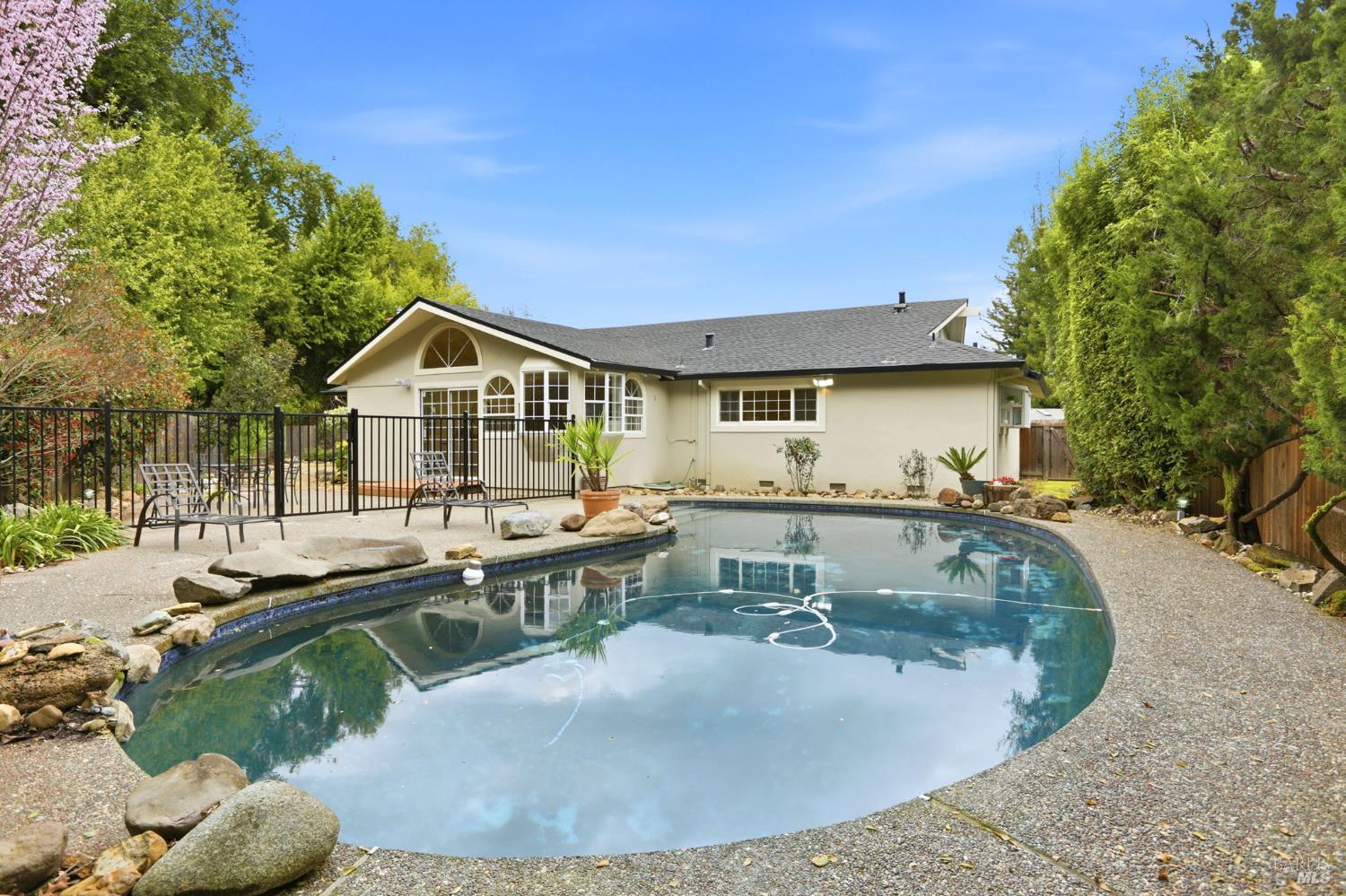 Detail Gallery Image 40 of 44 For 12 Angelica Ct, Novato,  CA 94947 - 3 Beds | 2 Baths