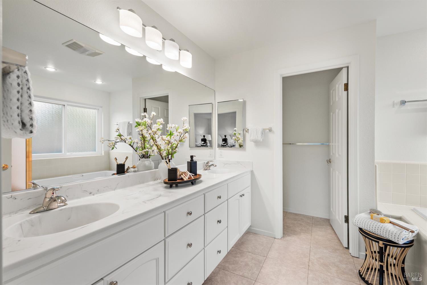 Detail Gallery Image 34 of 53 For 408 Woodley Way, Santa Rosa,  CA 95409 - 3 Beds | 2/1 Baths