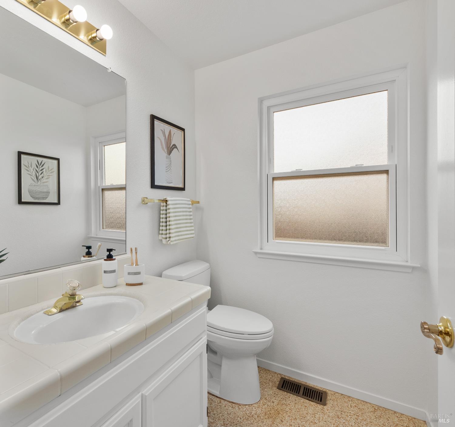Detail Gallery Image 21 of 53 For 408 Woodley Way, Santa Rosa,  CA 95409 - 3 Beds | 2/1 Baths