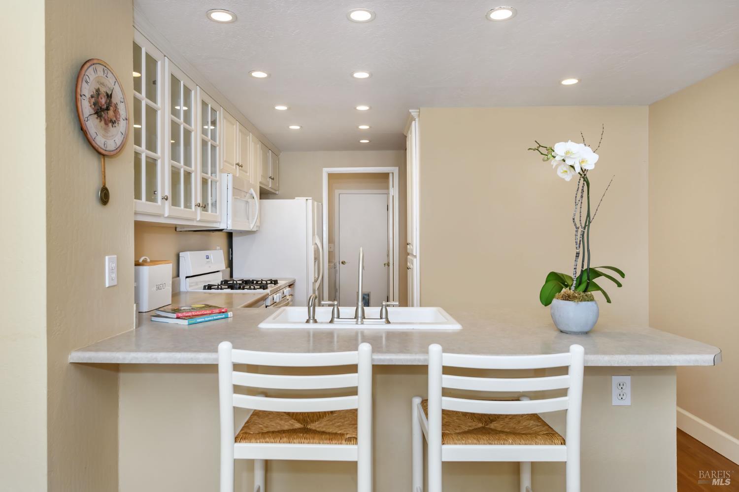 Detail Gallery Image 14 of 45 For 1610 Northstar Dr, Petaluma,  CA 94954 - 3 Beds | 2/1 Baths