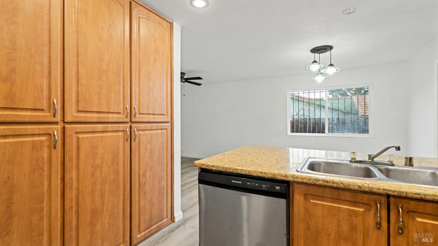 Detail Gallery Image 10 of 27 For 818 Falcon Dr, Vallejo,  CA 94589 - 3 Beds | 2 Baths