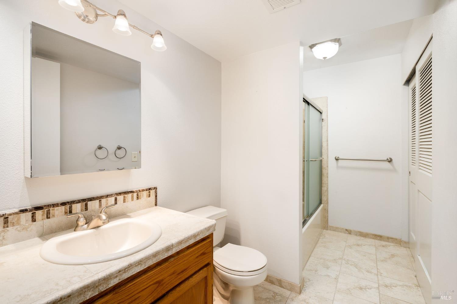 Detail Gallery Image 14 of 47 For 2322 Lakeview Dr, Santa Rosa,  CA 95405 - 3 Beds | 2 Baths