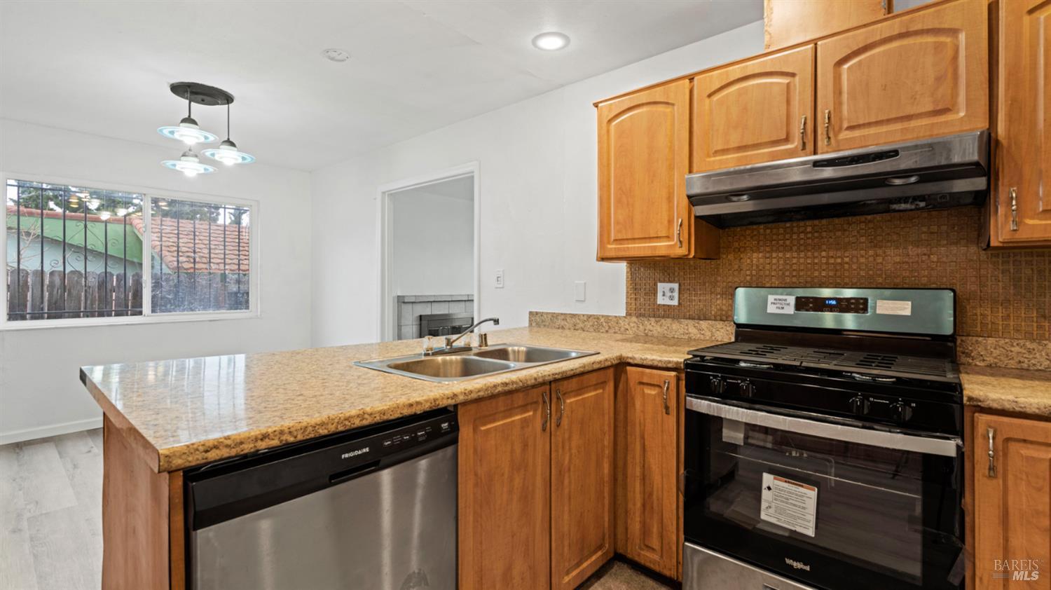 Detail Gallery Image 9 of 27 For 818 Falcon Dr, Vallejo,  CA 94589 - 3 Beds | 2 Baths