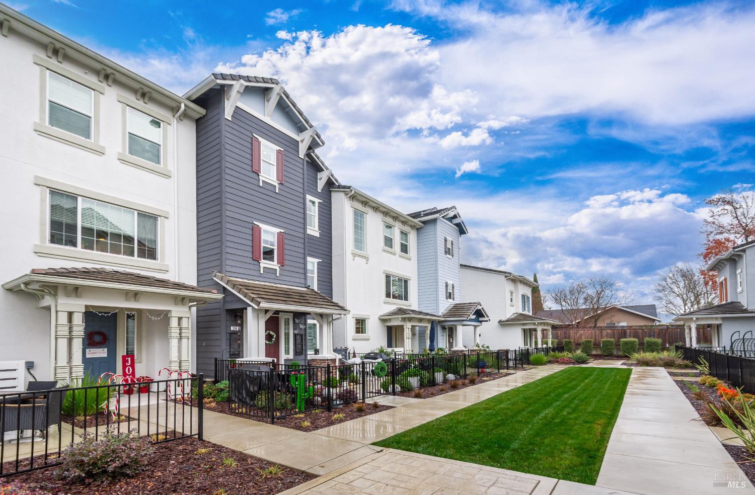 Detail Gallery Image 4 of 52 For 324 Pear Tree Ter #D,  Napa,  CA 94558 - 3 Beds | 2/1 Baths