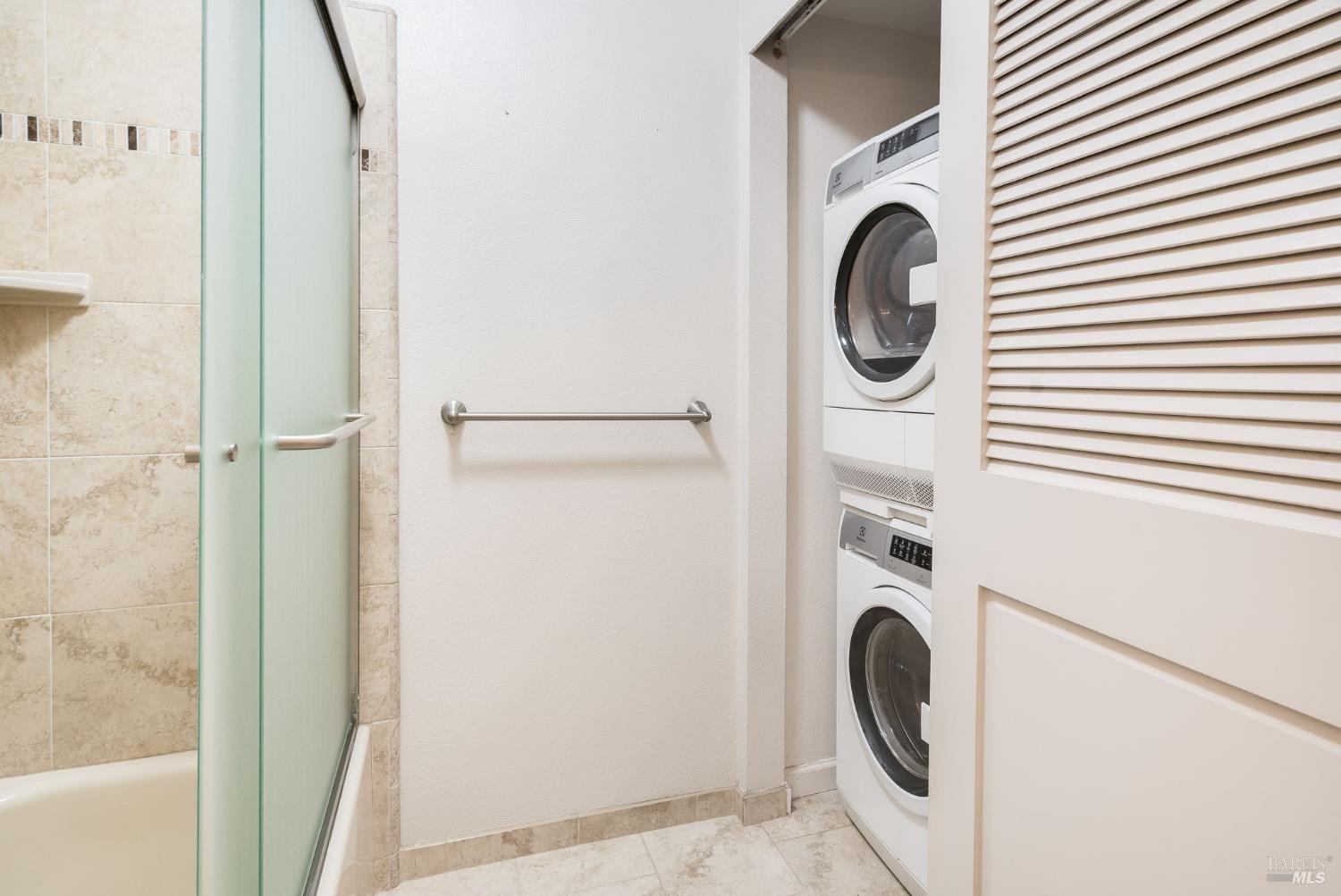 Detail Gallery Image 15 of 47 For 2322 Lakeview Dr, Santa Rosa,  CA 95405 - 3 Beds | 2 Baths