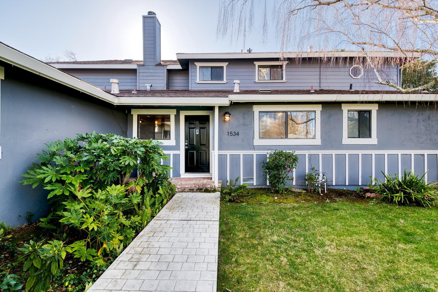 Detail Gallery Image 2 of 30 For 1534 Buchanan St, Novato,  CA 94947 - 5 Beds | 3/1 Baths