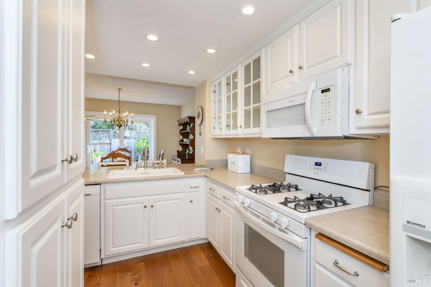 Detail Gallery Image 16 of 45 For 1610 Northstar Dr, Petaluma,  CA 94954 - 3 Beds | 2/1 Baths