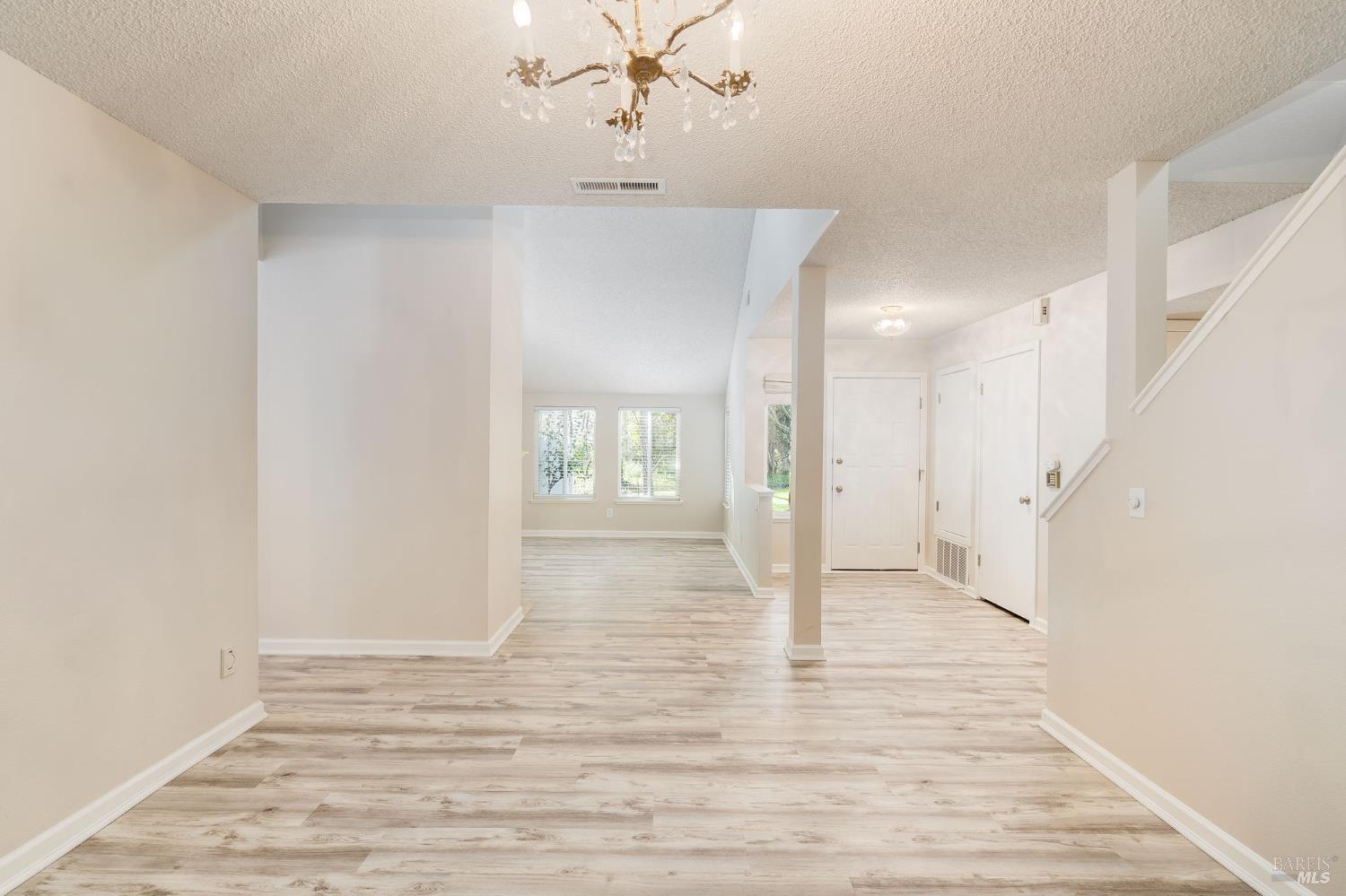 Detail Gallery Image 5 of 47 For 2322 Lakeview Dr, Santa Rosa,  CA 95405 - 3 Beds | 2 Baths