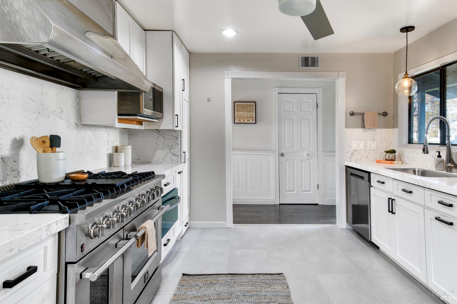 Detail Gallery Image 5 of 30 For 1534 Buchanan St, Novato,  CA 94947 - 5 Beds | 3/1 Baths