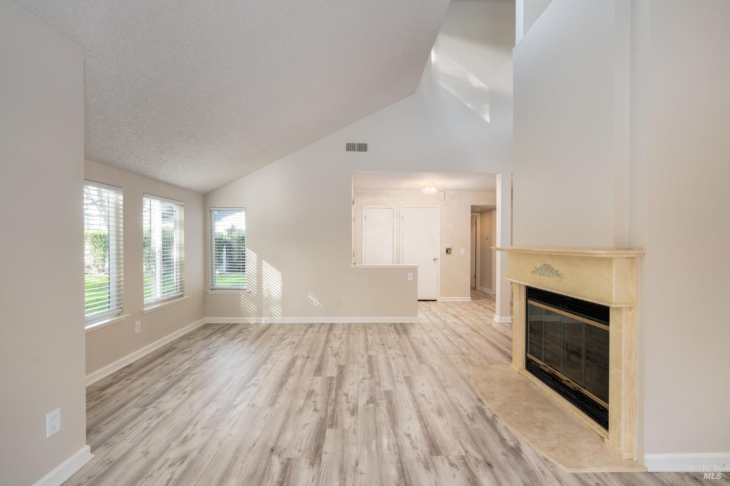 Detail Gallery Image 4 of 47 For 2322 Lakeview Dr, Santa Rosa,  CA 95405 - 3 Beds | 2 Baths