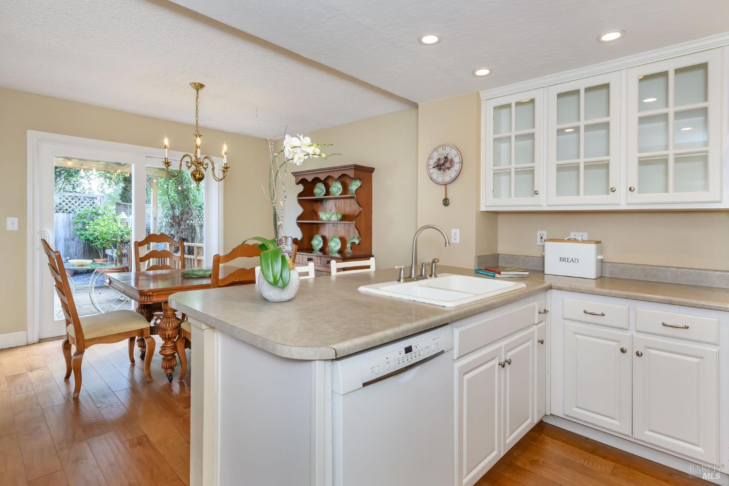 Detail Gallery Image 15 of 45 For 1610 Northstar Dr, Petaluma,  CA 94954 - 3 Beds | 2/1 Baths
