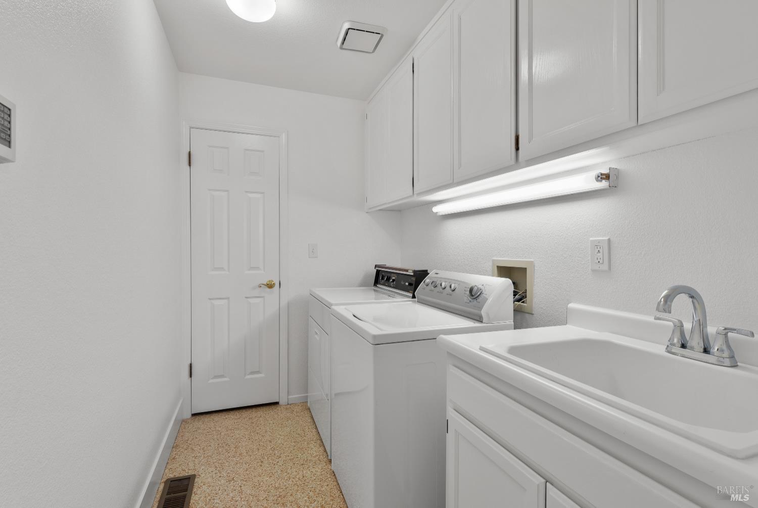 Detail Gallery Image 22 of 53 For 408 Woodley Way, Santa Rosa,  CA 95409 - 3 Beds | 2/1 Baths