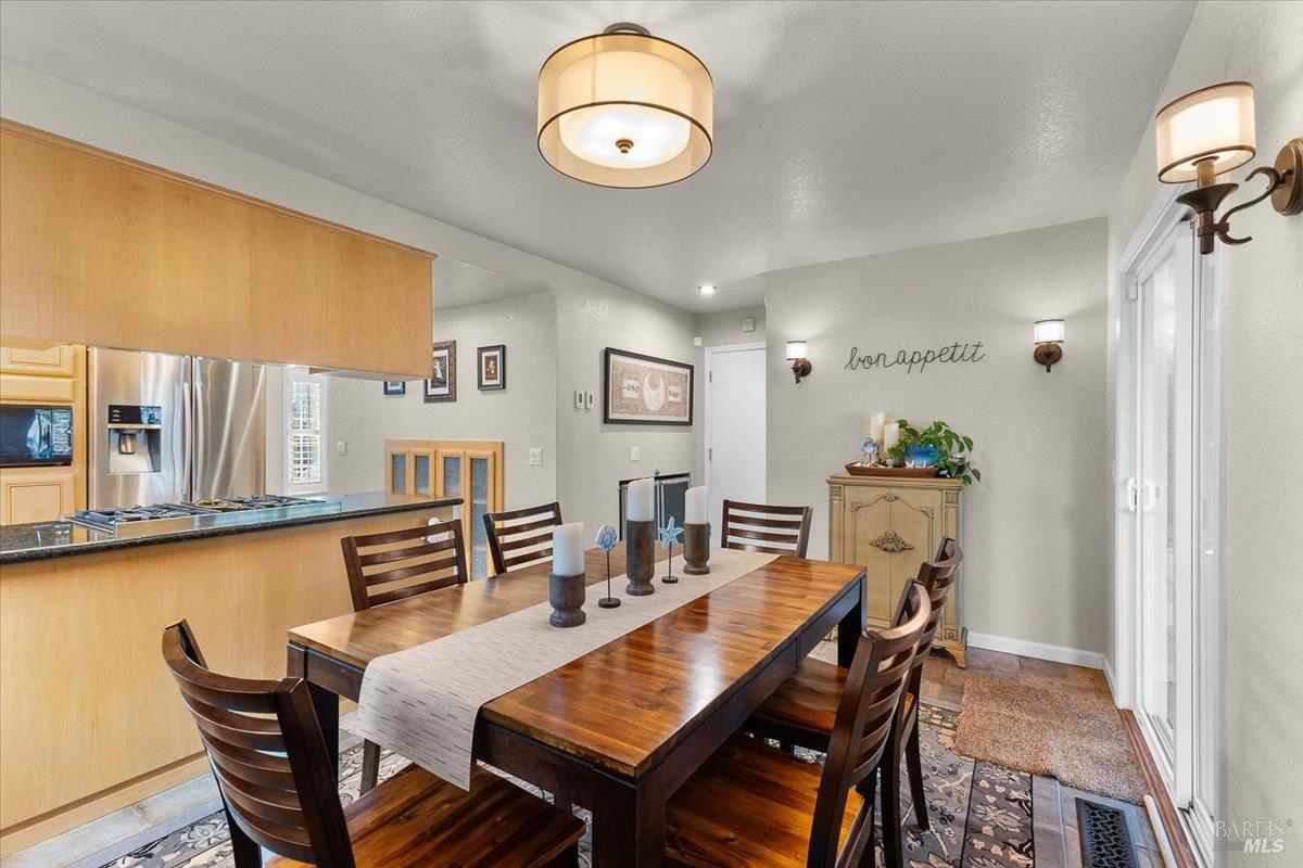 Detail Gallery Image 13 of 54 For 1631 Gamay St, Santa Rosa,  CA 95403 - 3 Beds | 2/1 Baths