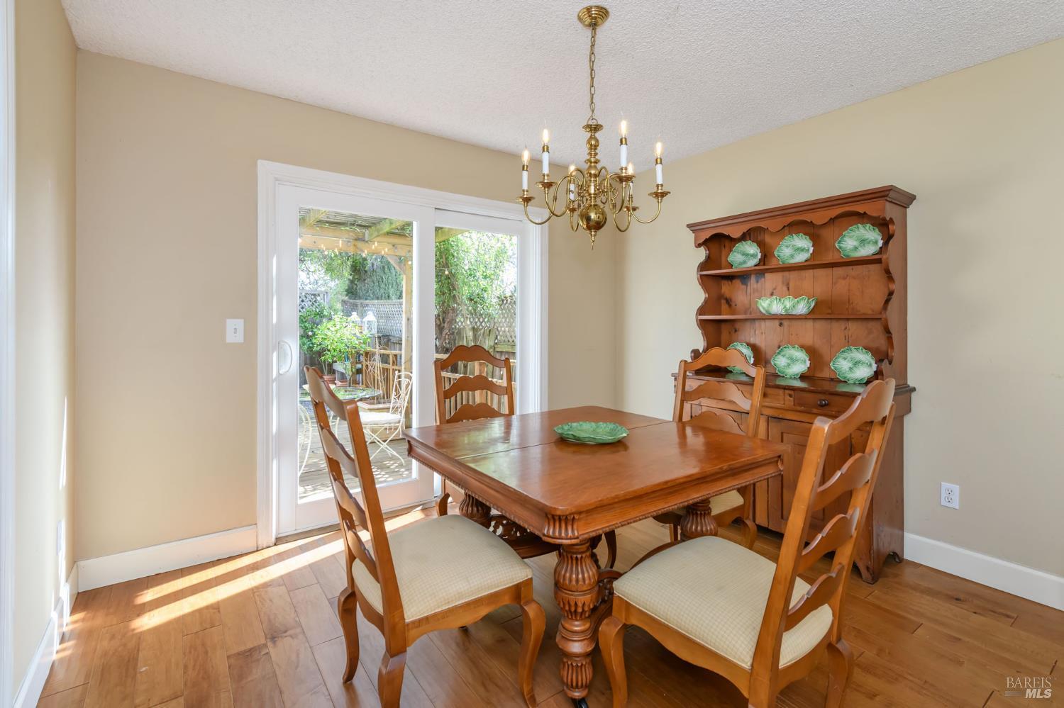 Detail Gallery Image 12 of 45 For 1610 Northstar Dr, Petaluma,  CA 94954 - 3 Beds | 2/1 Baths