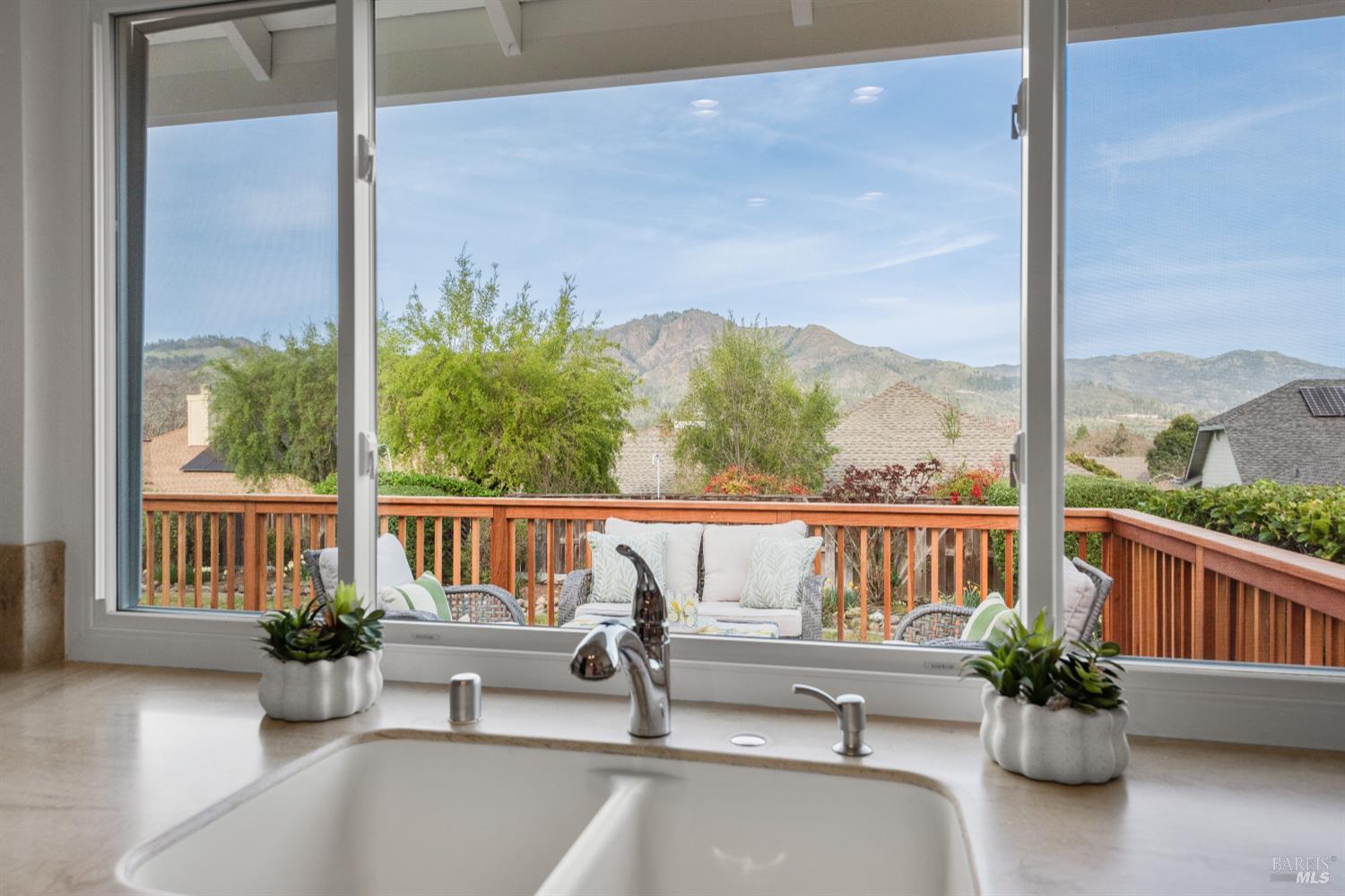 Detail Gallery Image 5 of 53 For 408 Woodley Way, Santa Rosa,  CA 95409 - 3 Beds | 2/1 Baths