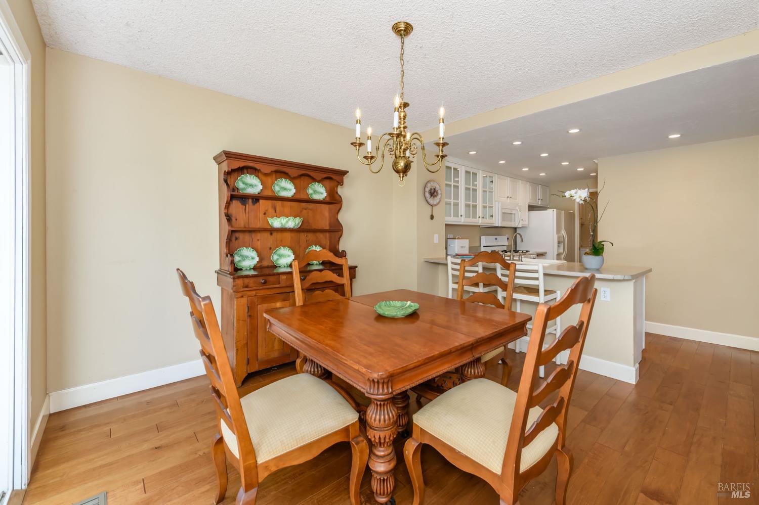 Detail Gallery Image 13 of 45 For 1610 Northstar Dr, Petaluma,  CA 94954 - 3 Beds | 2/1 Baths