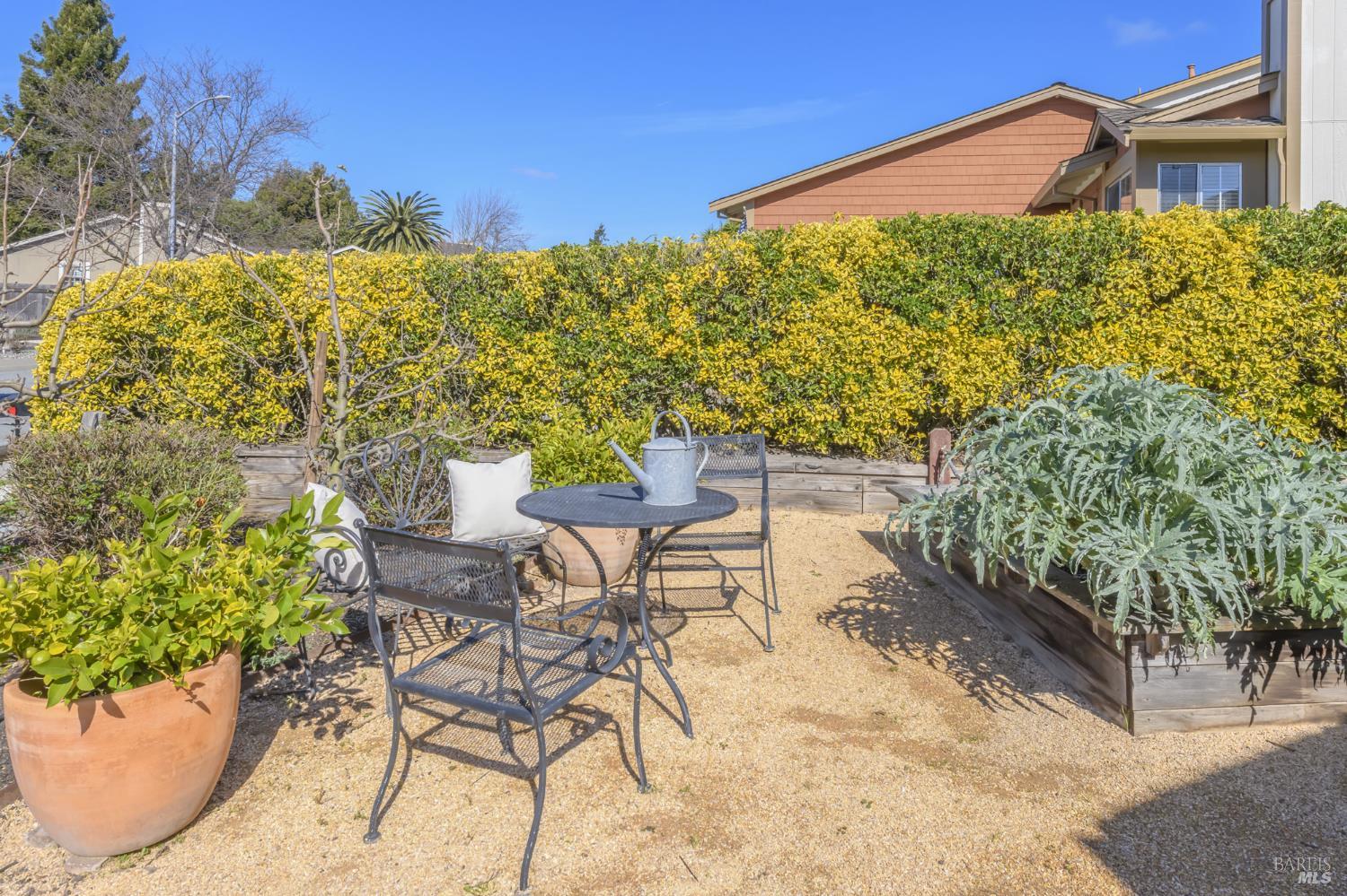 Detail Gallery Image 4 of 45 For 1610 Northstar Dr, Petaluma,  CA 94954 - 3 Beds | 2/1 Baths