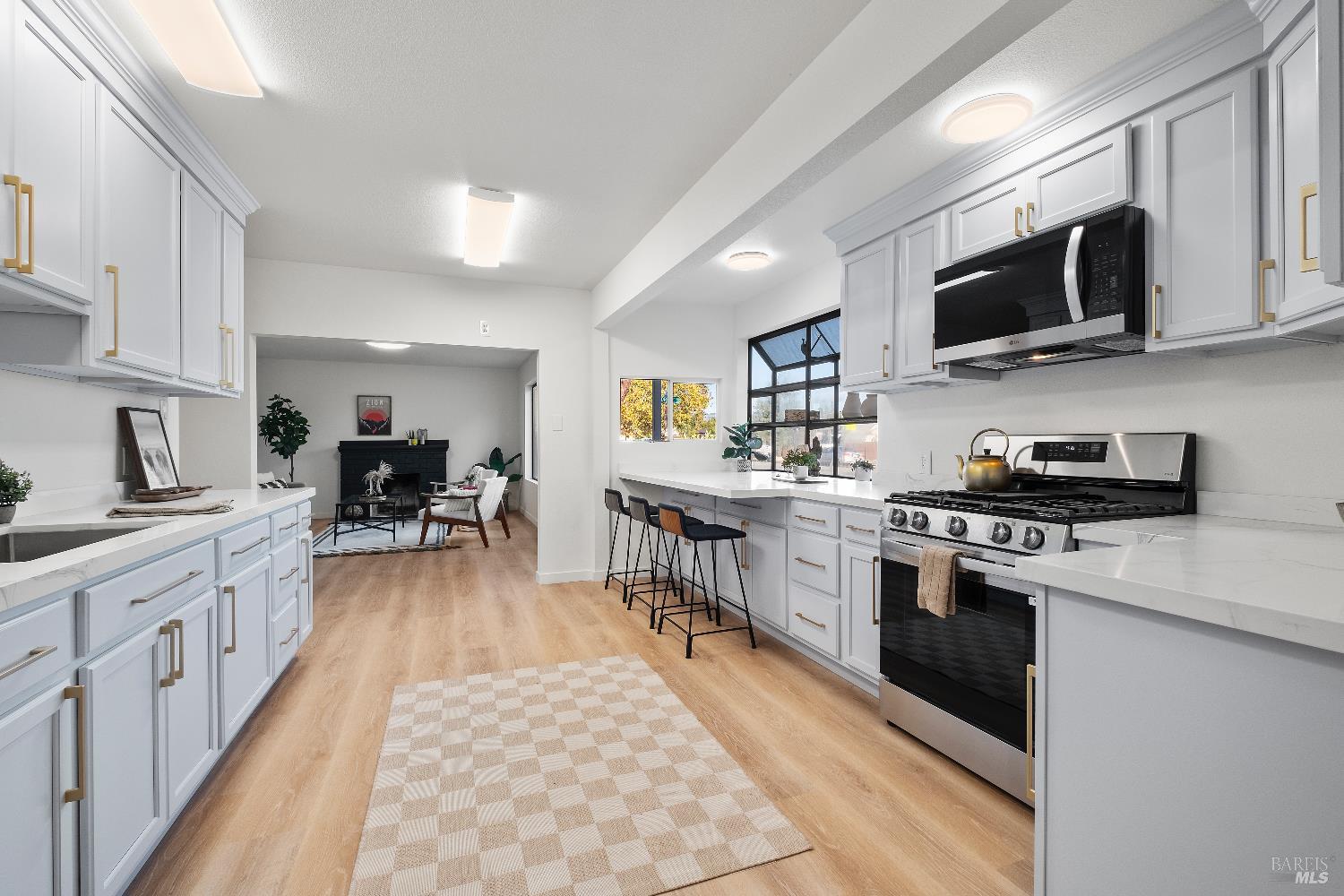 Detail Gallery Image 8 of 28 For 1313 Mcgregor Ave, Petaluma,  CA 94954 - 3 Beds | 1 Baths