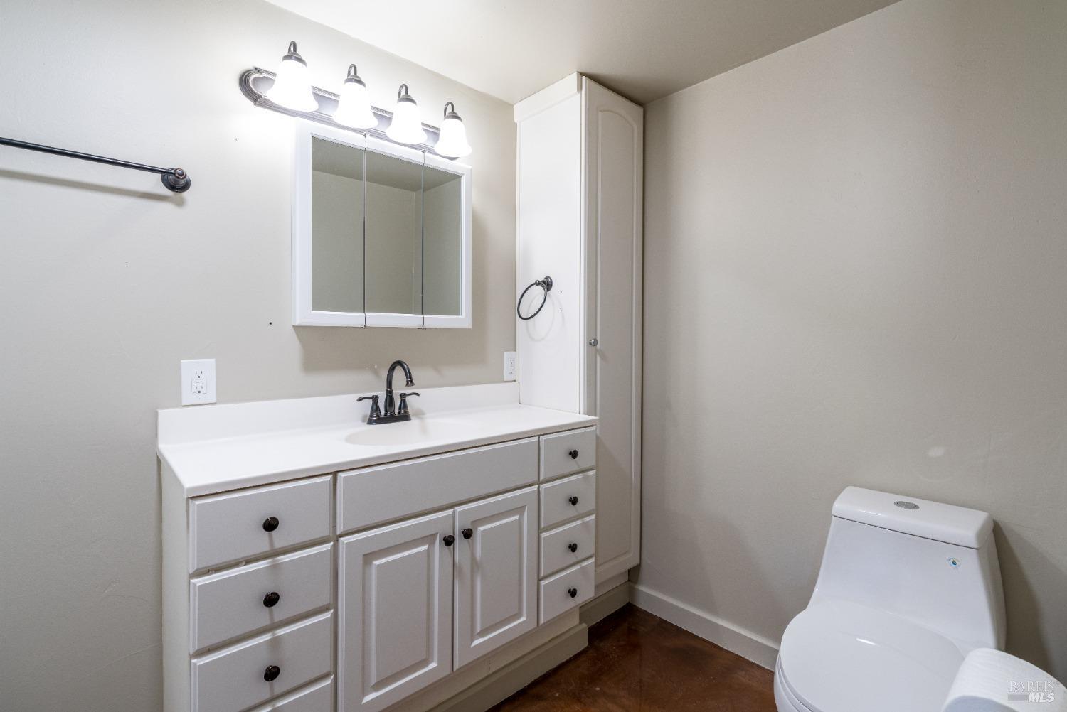 Detail Gallery Image 25 of 91 For 5510 Parducci Rd, Ukiah,  CA 95482 - 3 Beds | 3 Baths