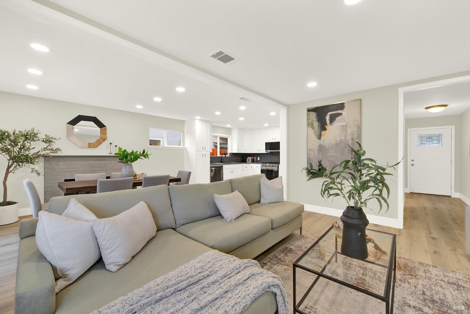 Detail Gallery Image 13 of 37 For 880 Trysail Ct, Vacaville,  CA 95687 - 4 Beds | 2 Baths