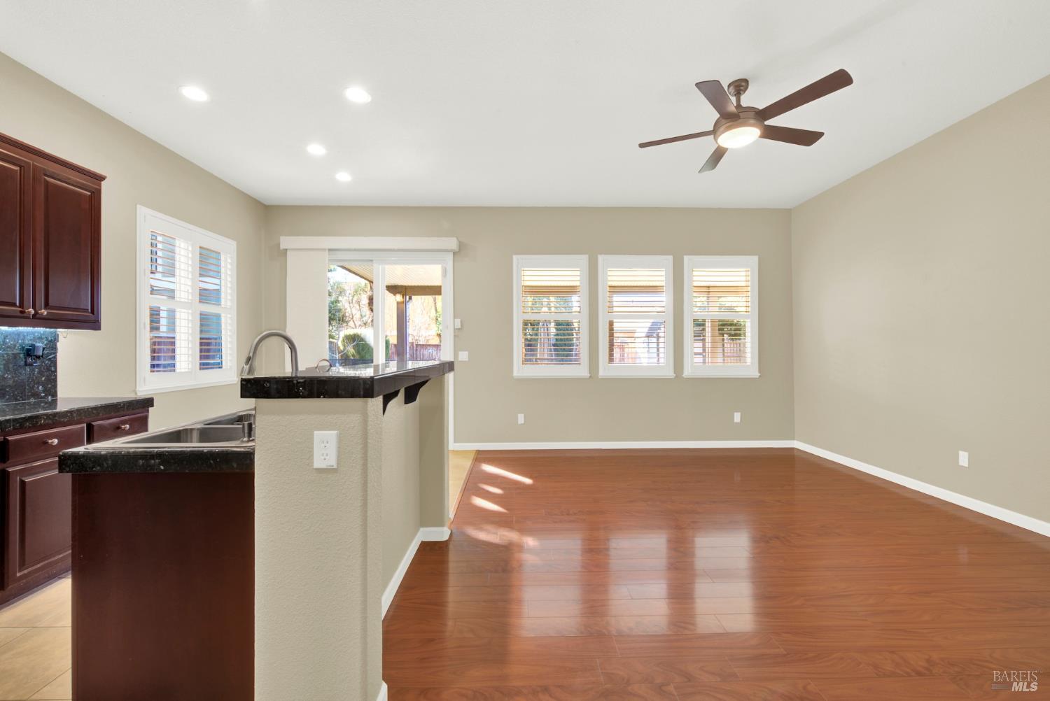 Detail Gallery Image 10 of 71 For 3007 Norwich Ct, Vacaville,  CA 95687 - 3 Beds | 2 Baths