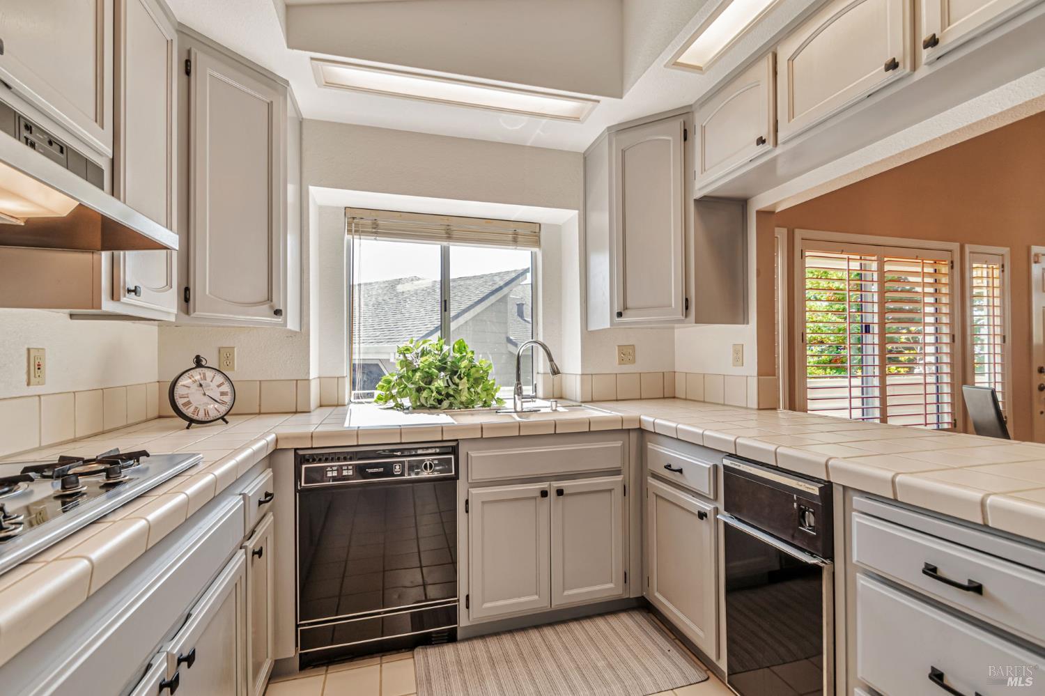 Detail Gallery Image 8 of 53 For 2016 Stonefield Ln, Santa Rosa,  CA 95403 - 3 Beds | 2/1 Baths